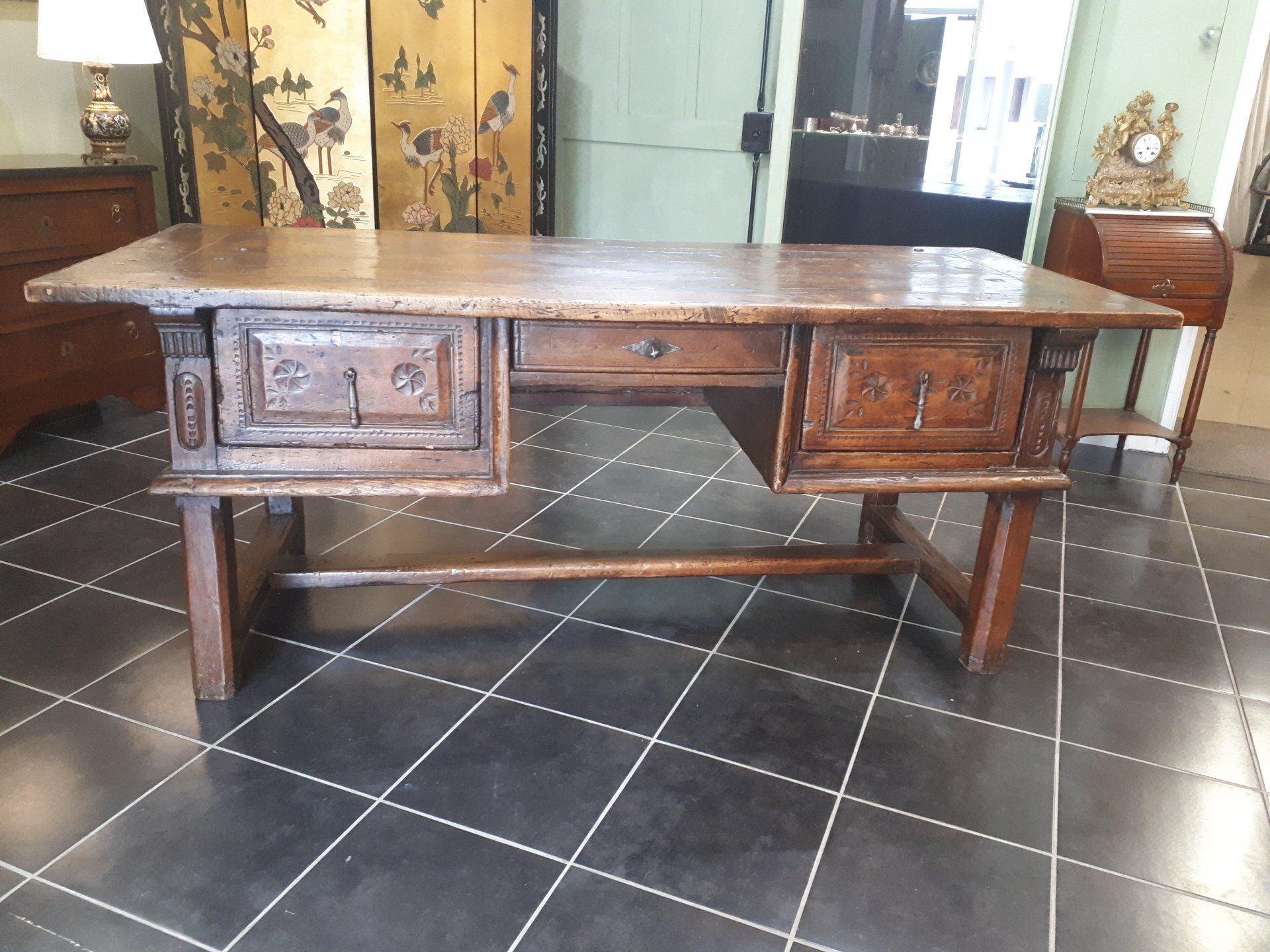 Bureau en bois avec trois tiroirs