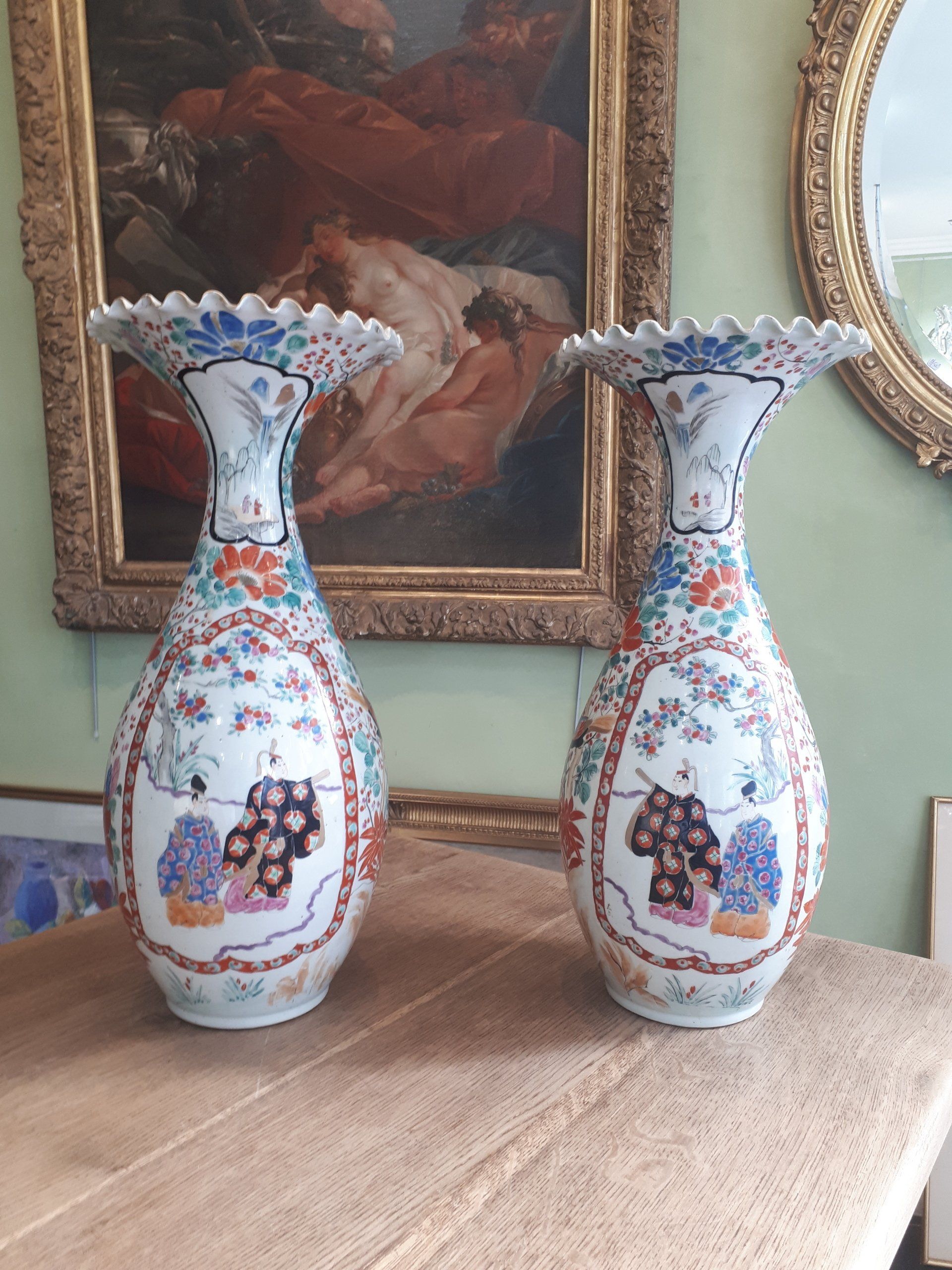 Deux vases blanc et colorés