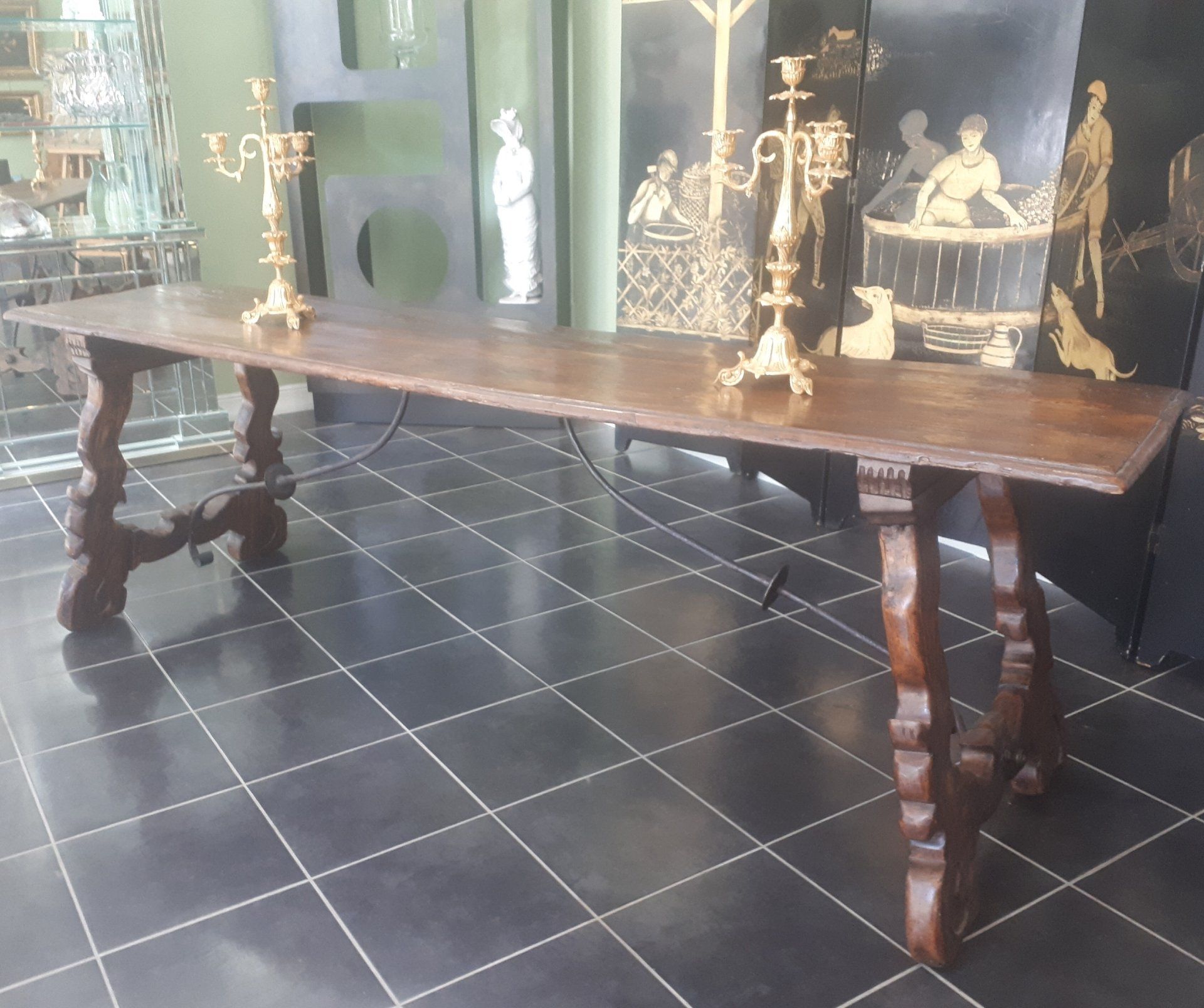 Table en bois avec deux chandeliers dorés