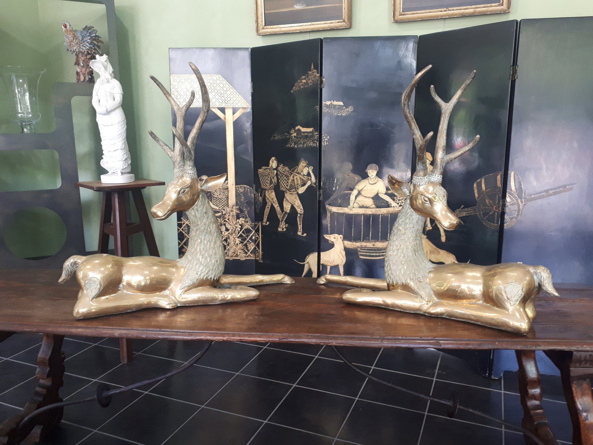 Deux statues dorées de cerfs