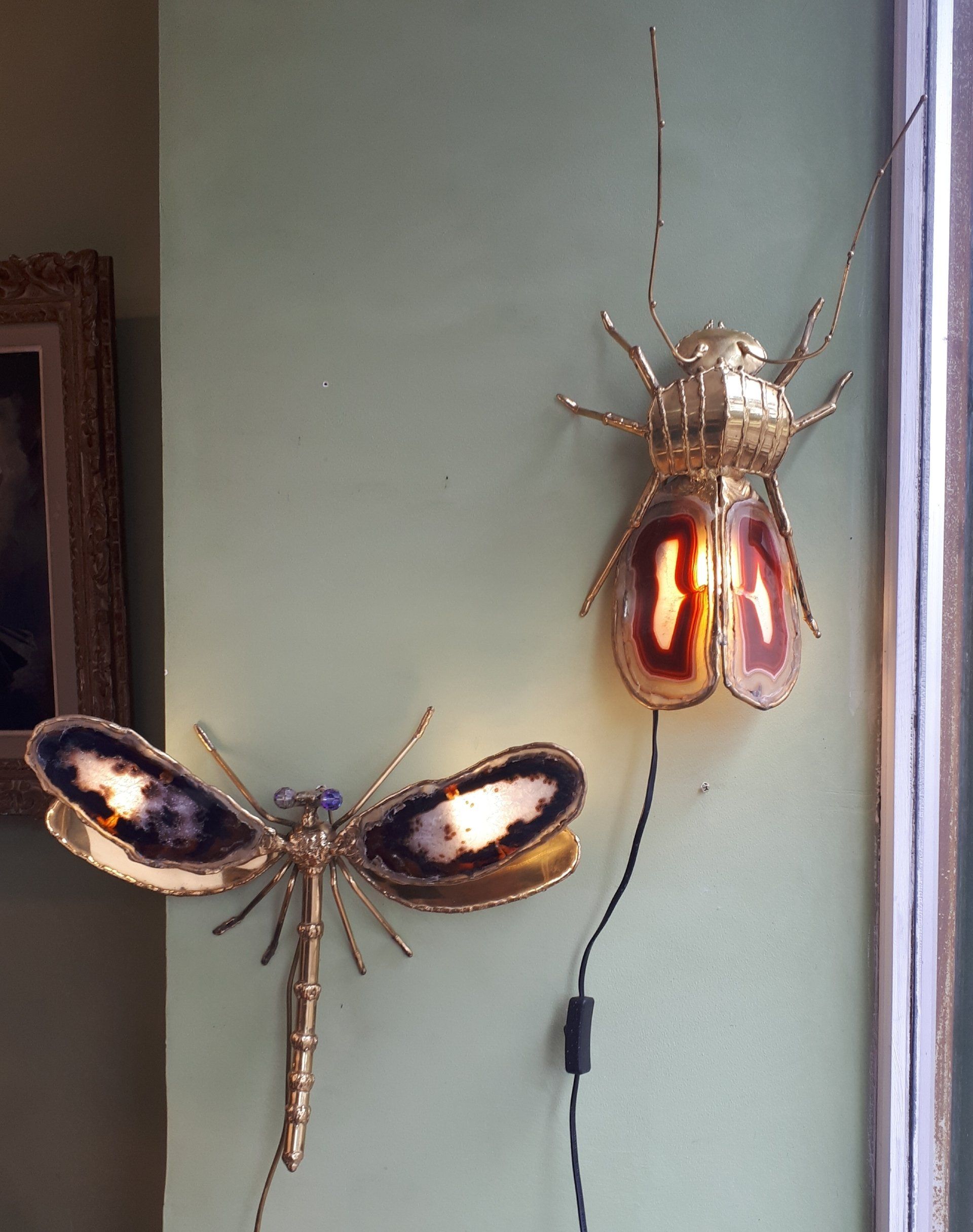 Deux luminaires en forme d'insectes