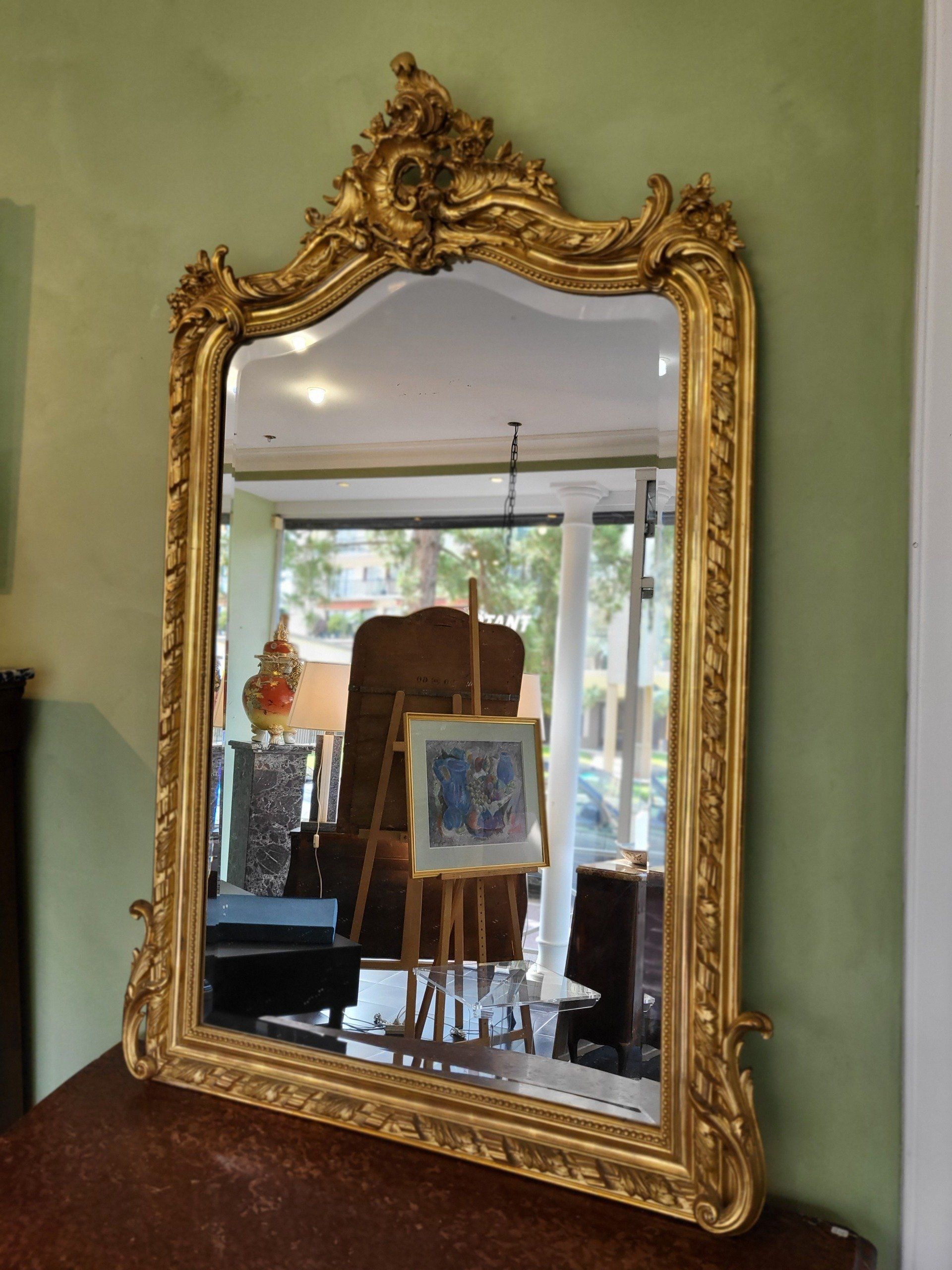 Grand miroir avec le tour doré