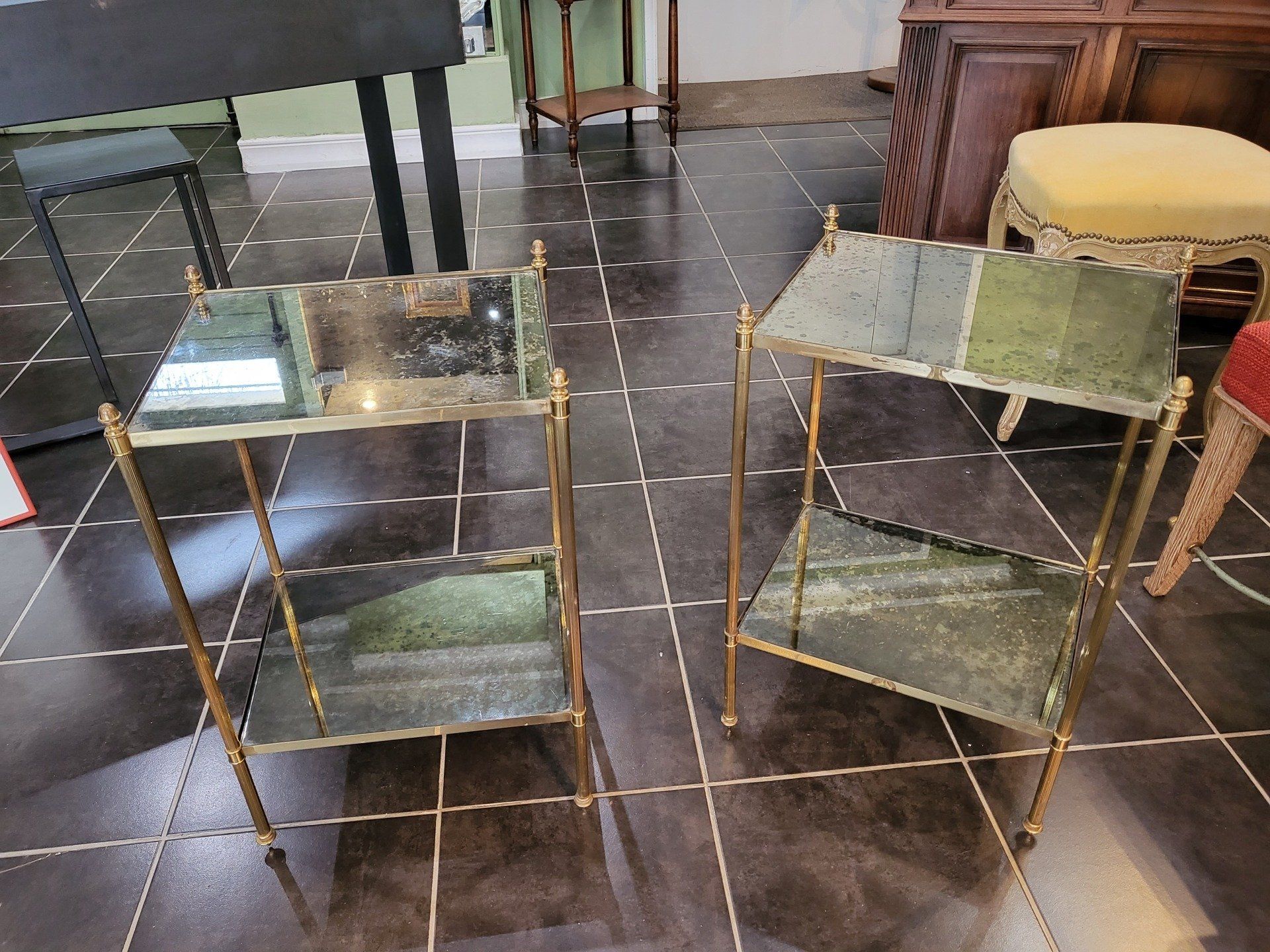 Deux tablettes avec des plateaux en miroir