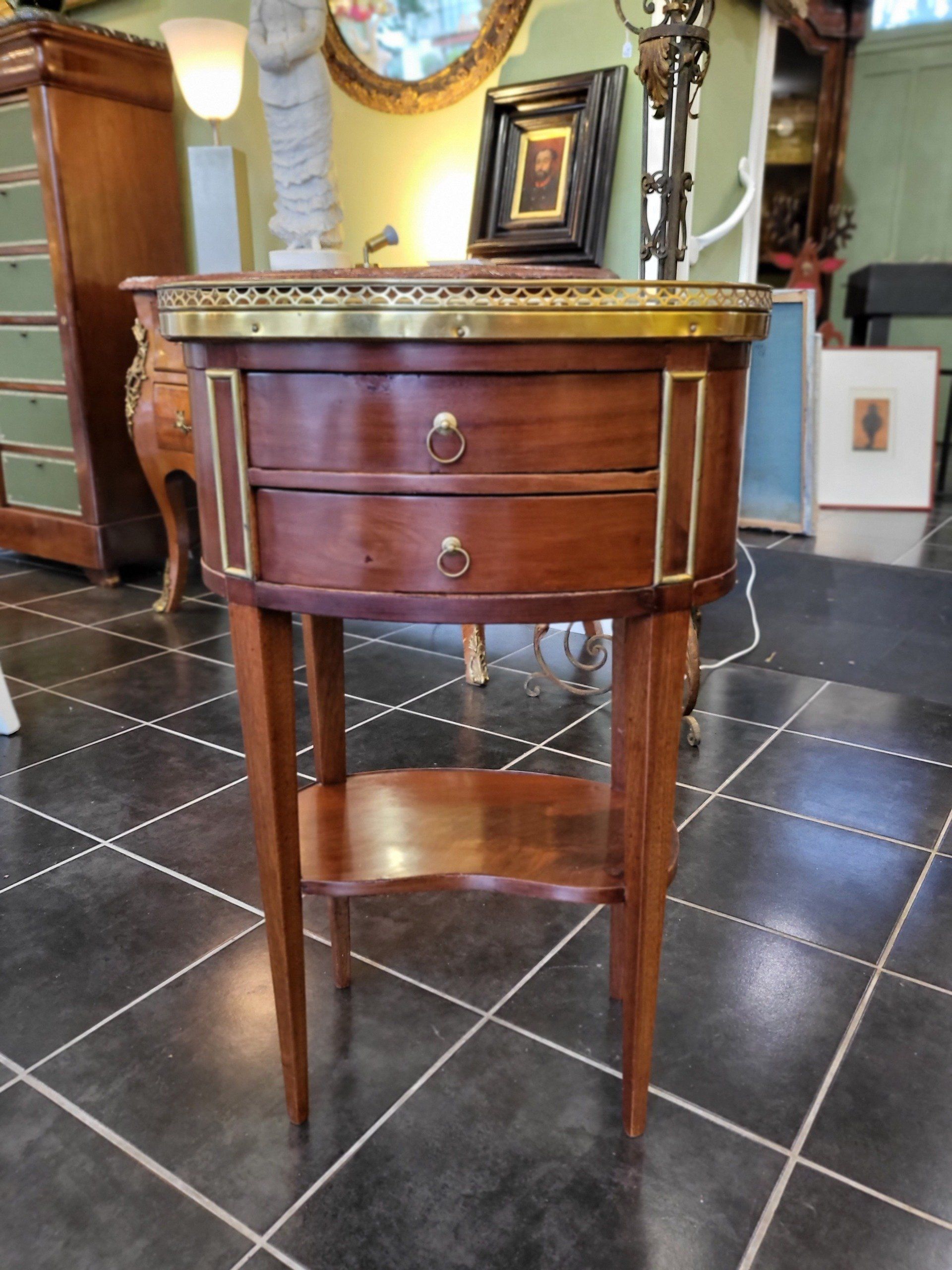 Meuble en bois avec deux tiroirs et touches de doré