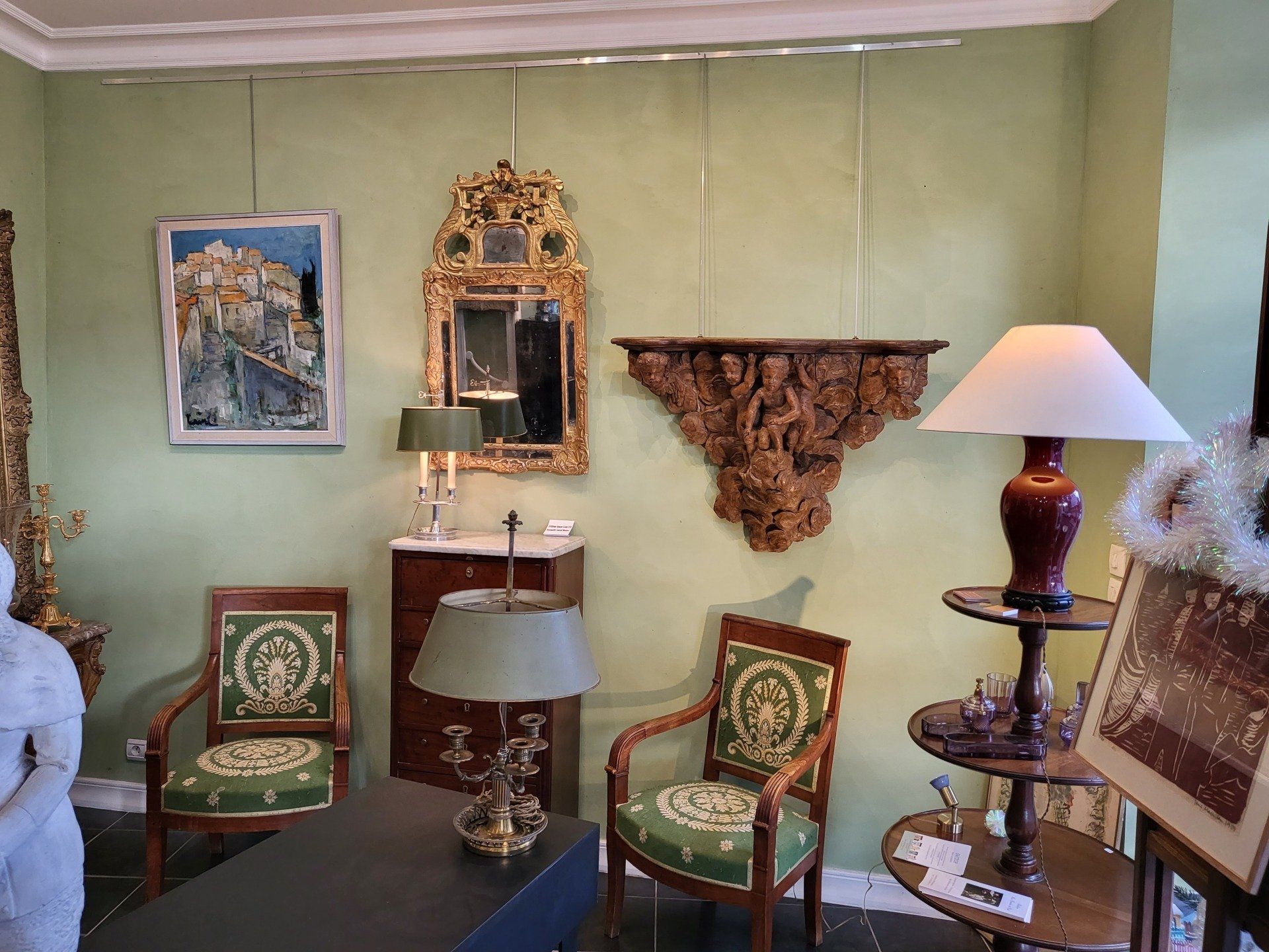 Une partie de la boutique avec plusieurs objets