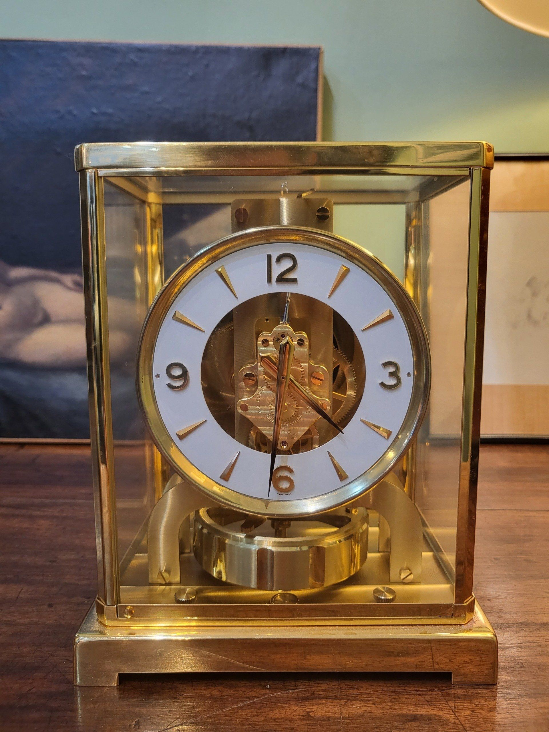 Petite horloge dorée et blanche