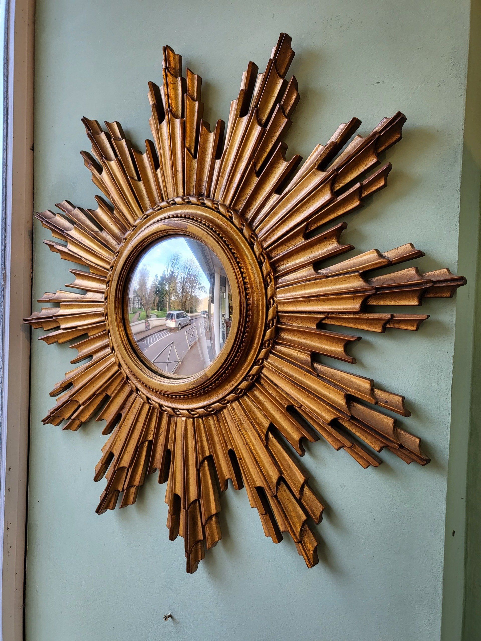 Miroir rond avec le tour en forme de soleil