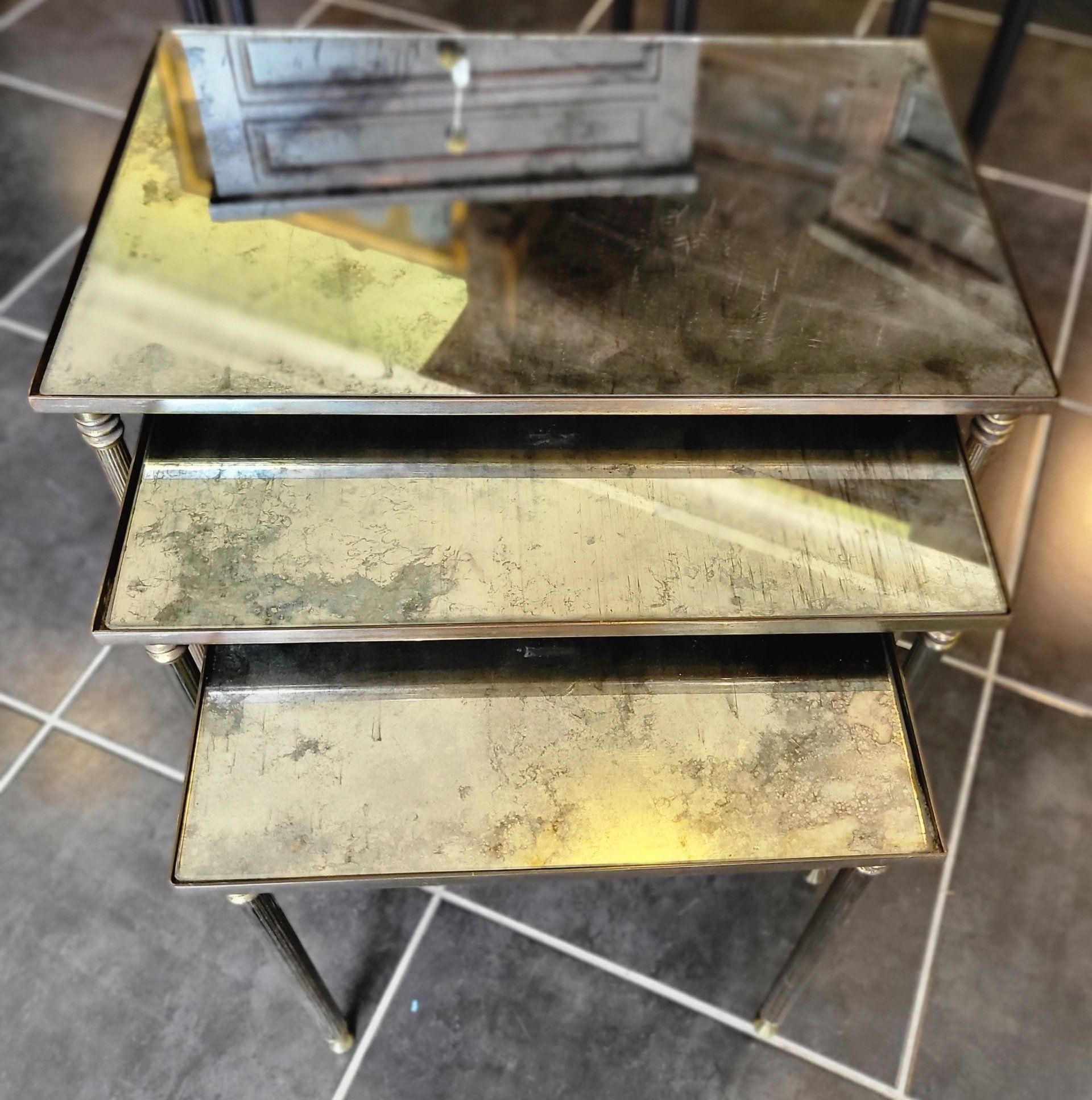 Trois tables avec les plateaux miroirs