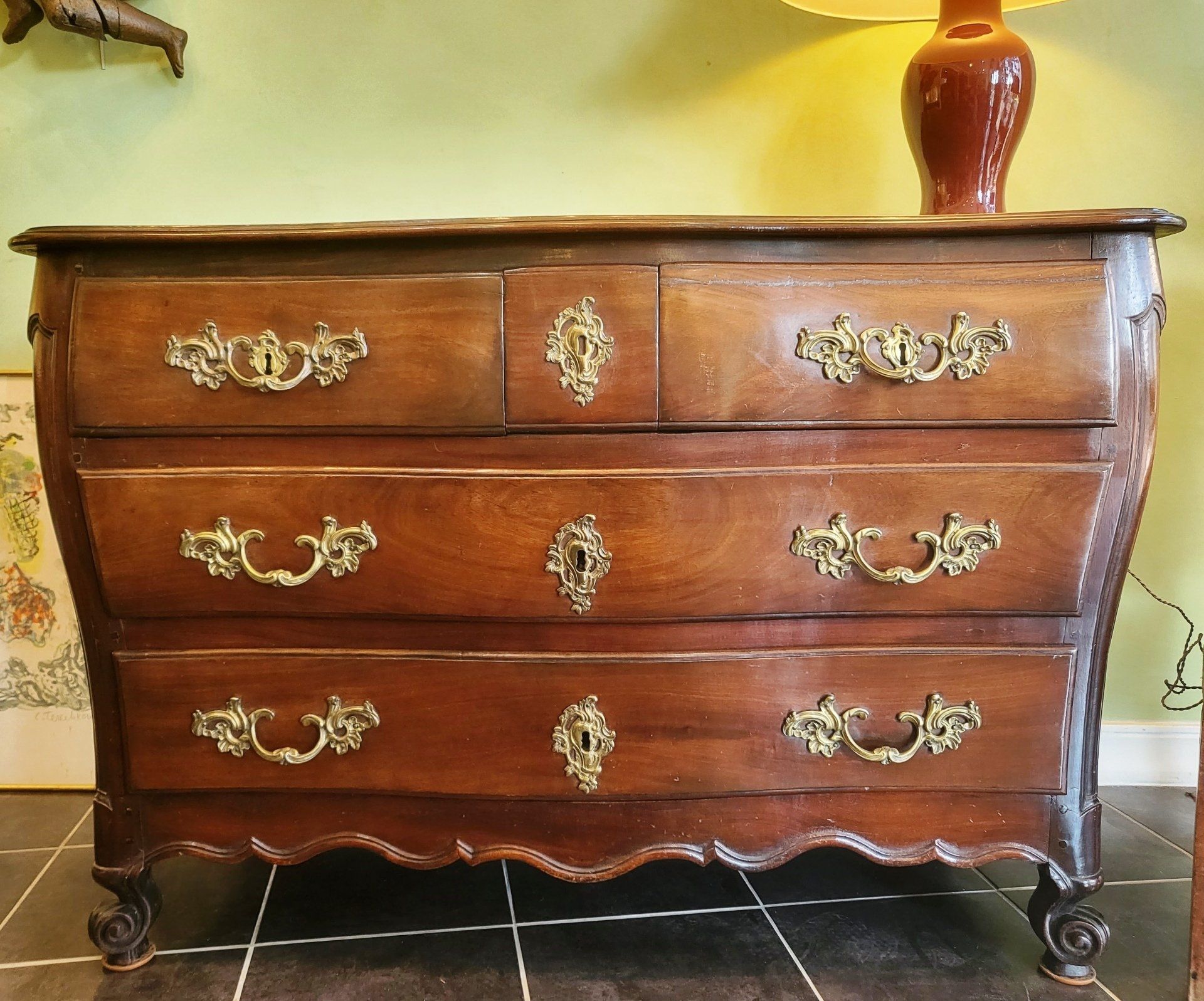 Buffet en bois avec poignées dorées