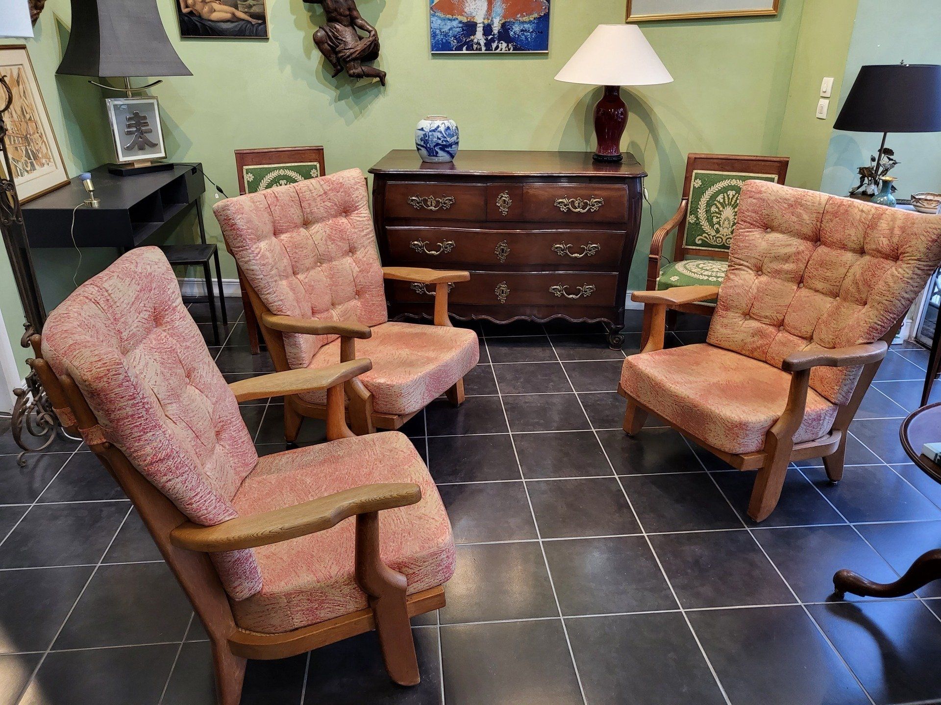 Trois fauteuils en bois avec assises et dossiers roses