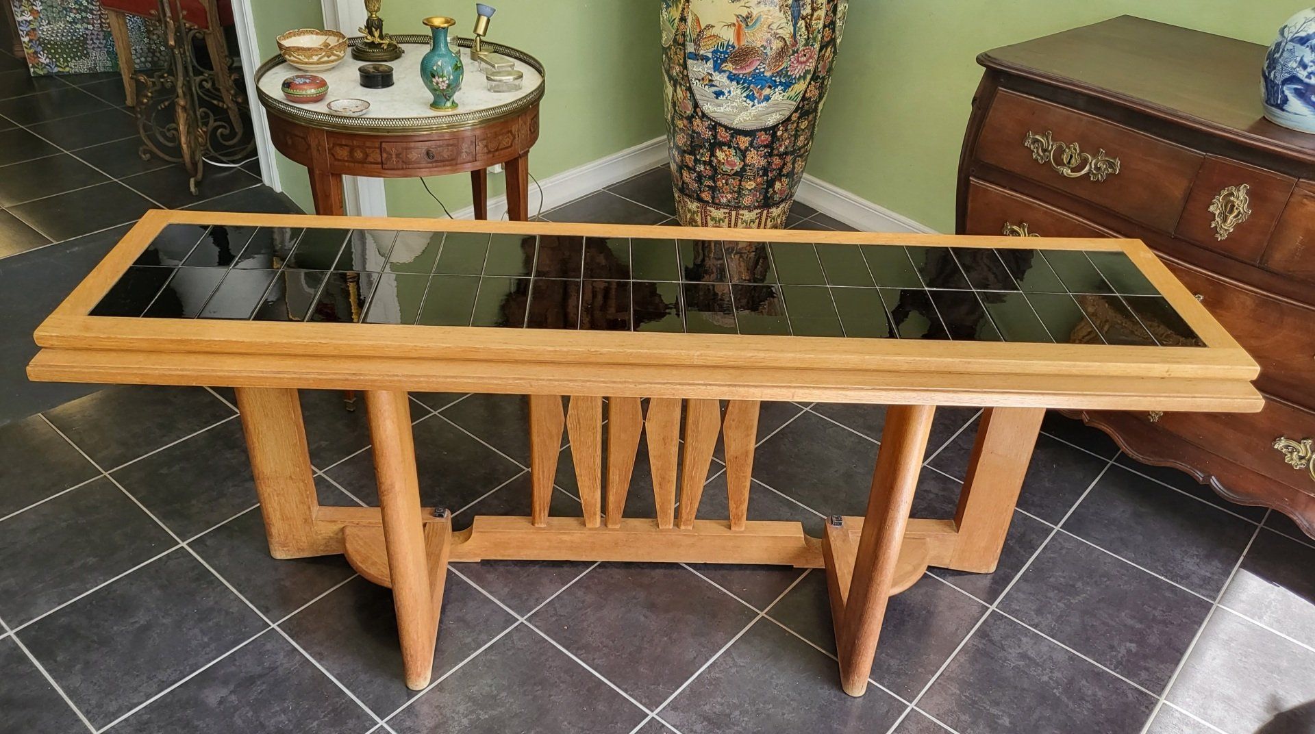 Table rectangulaire en bois avec carreaux noirs au centre