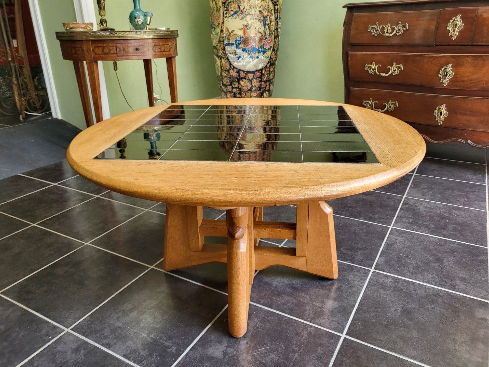 Table ronde en bois avec carreaux noirs au centre
