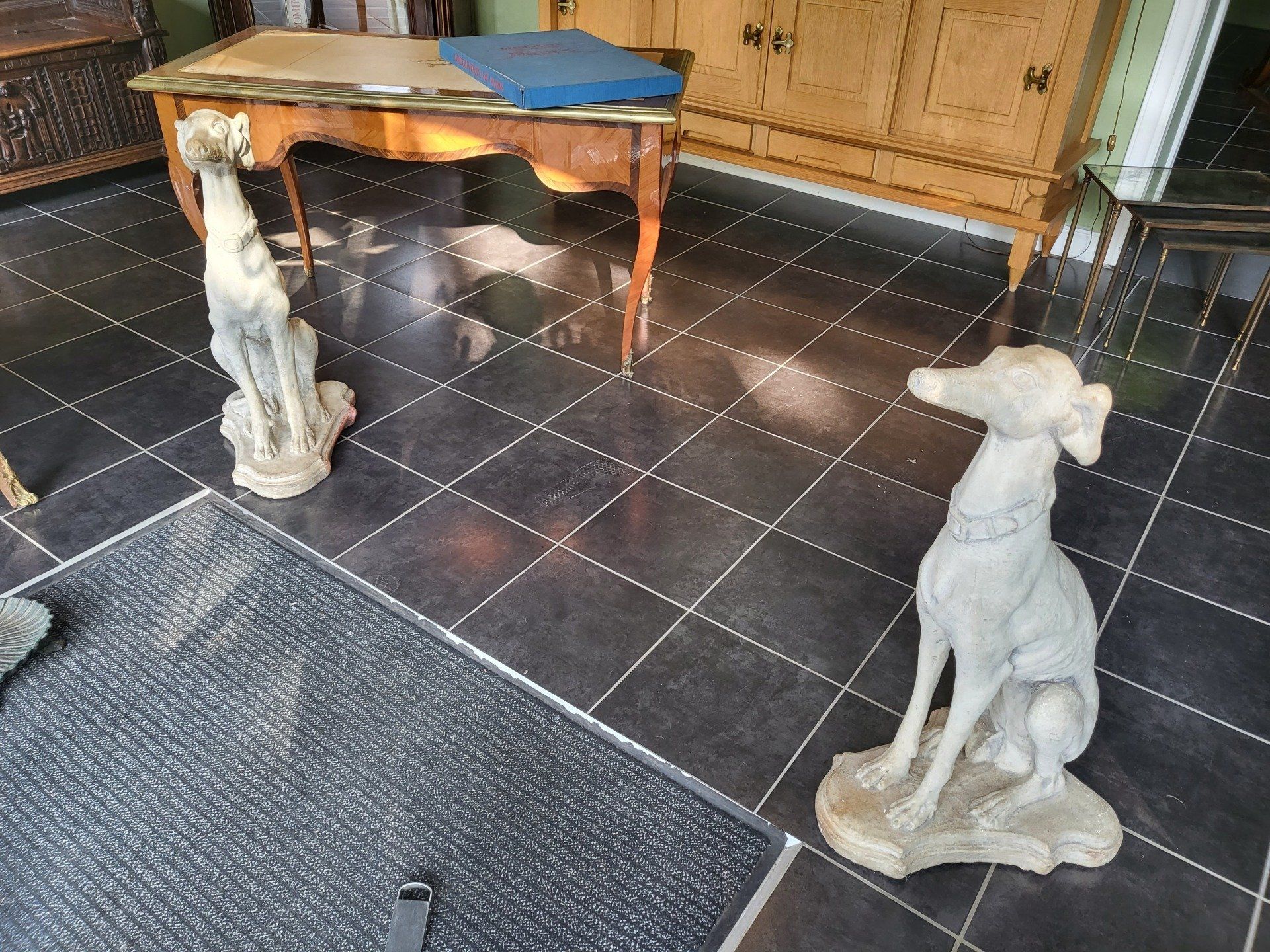 Deux statues de cheins en pierre