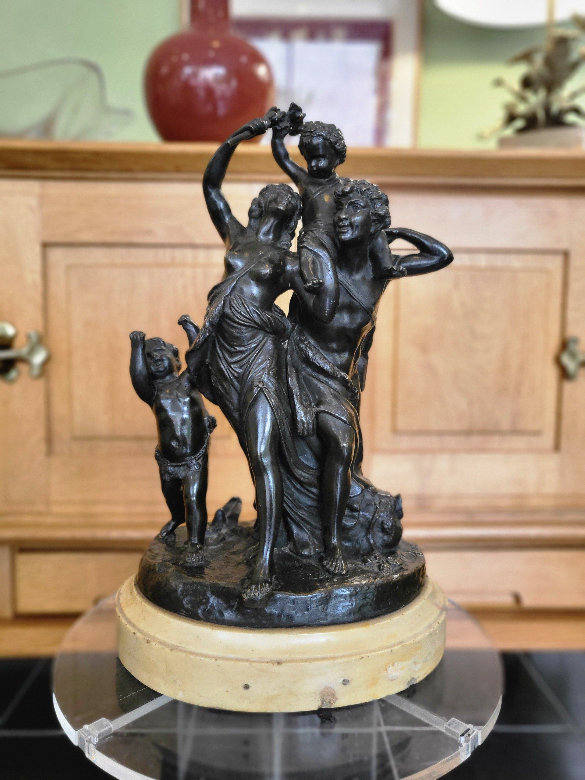 Statuette noire d'une famille