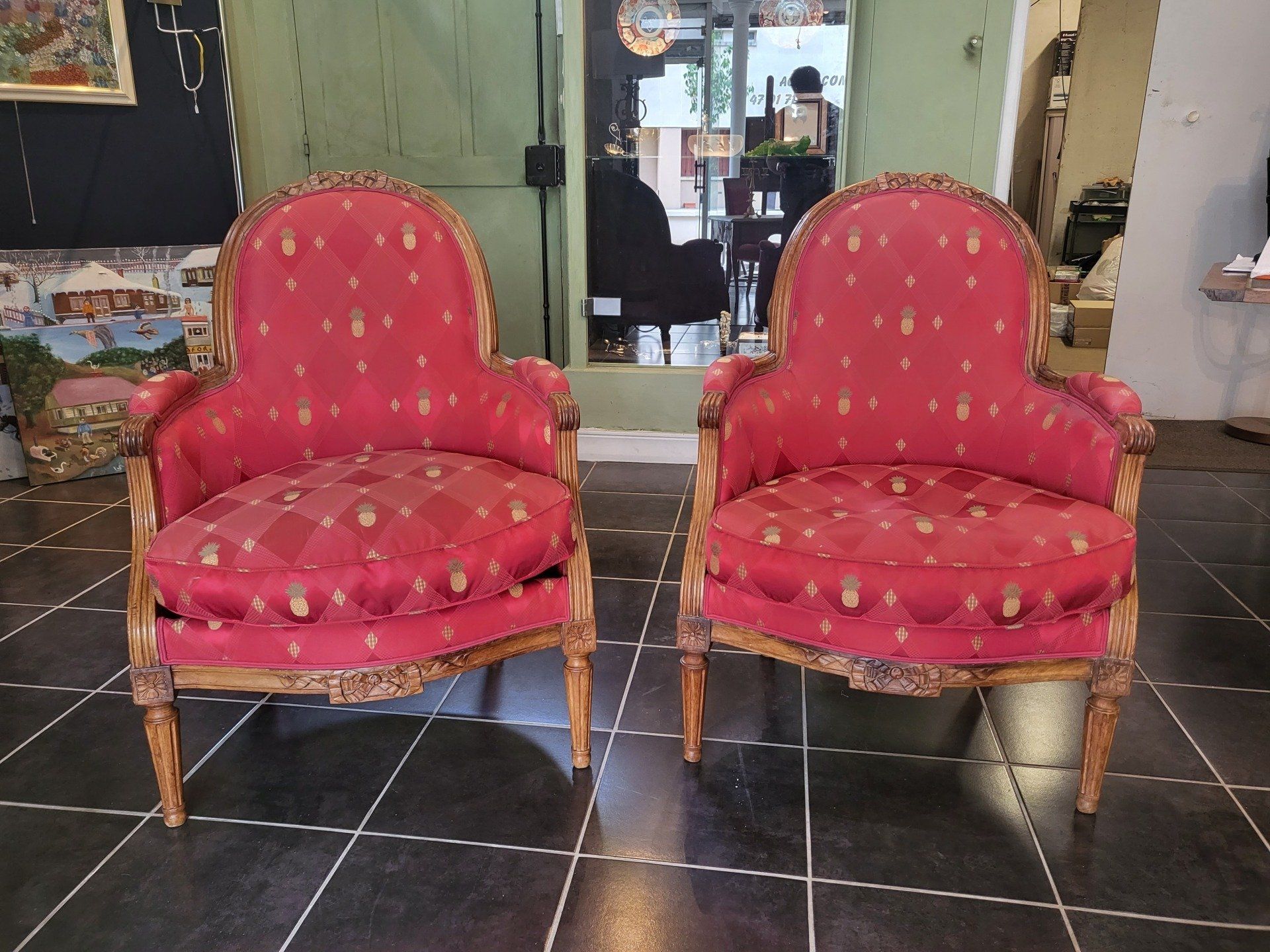 Deux chaises en bois avec les assises et dossiers rouges