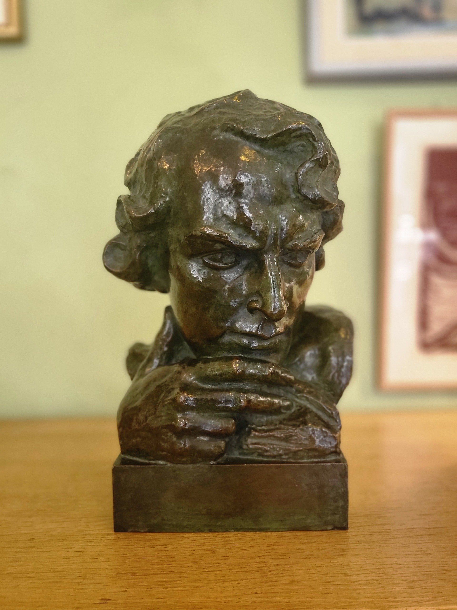 Statue en métal représentant un visage