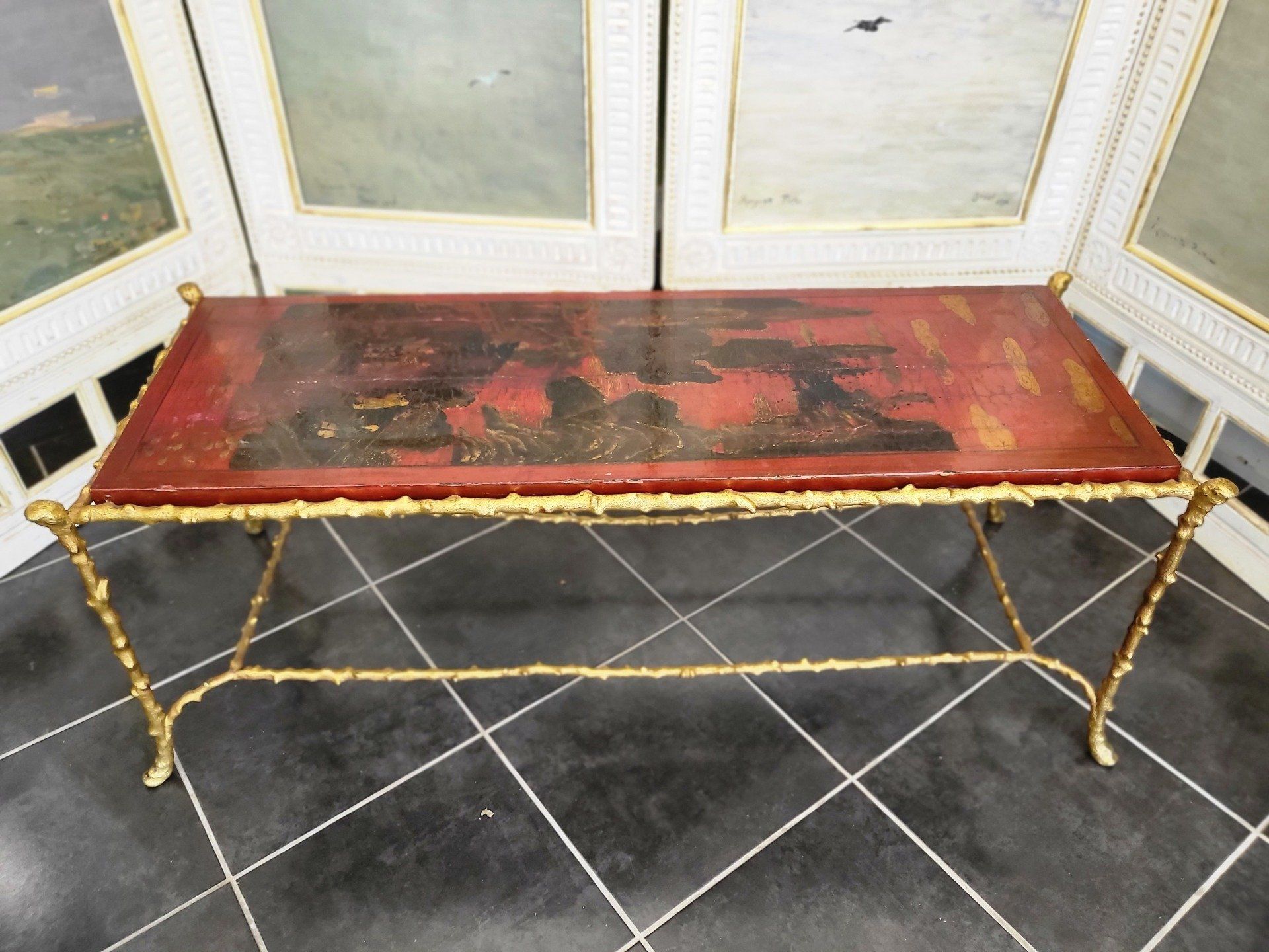 Table basse rouge et doré