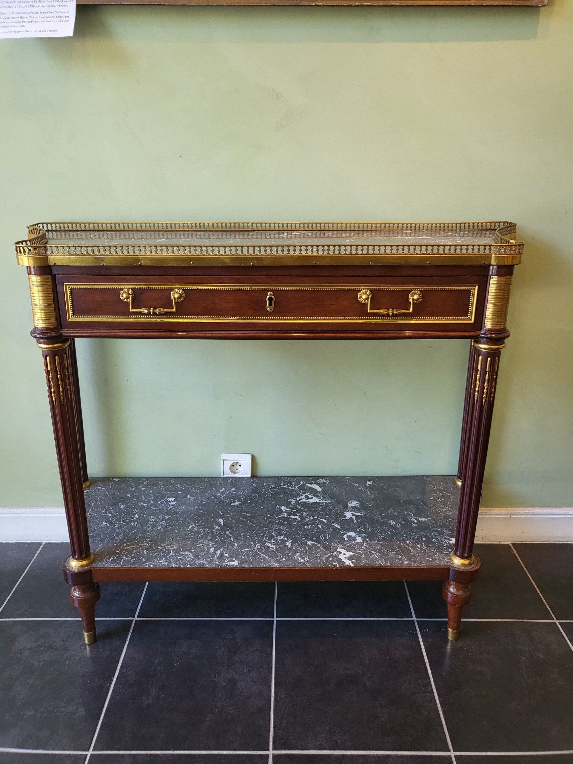 Petit meuble en bois avec des touches de doré