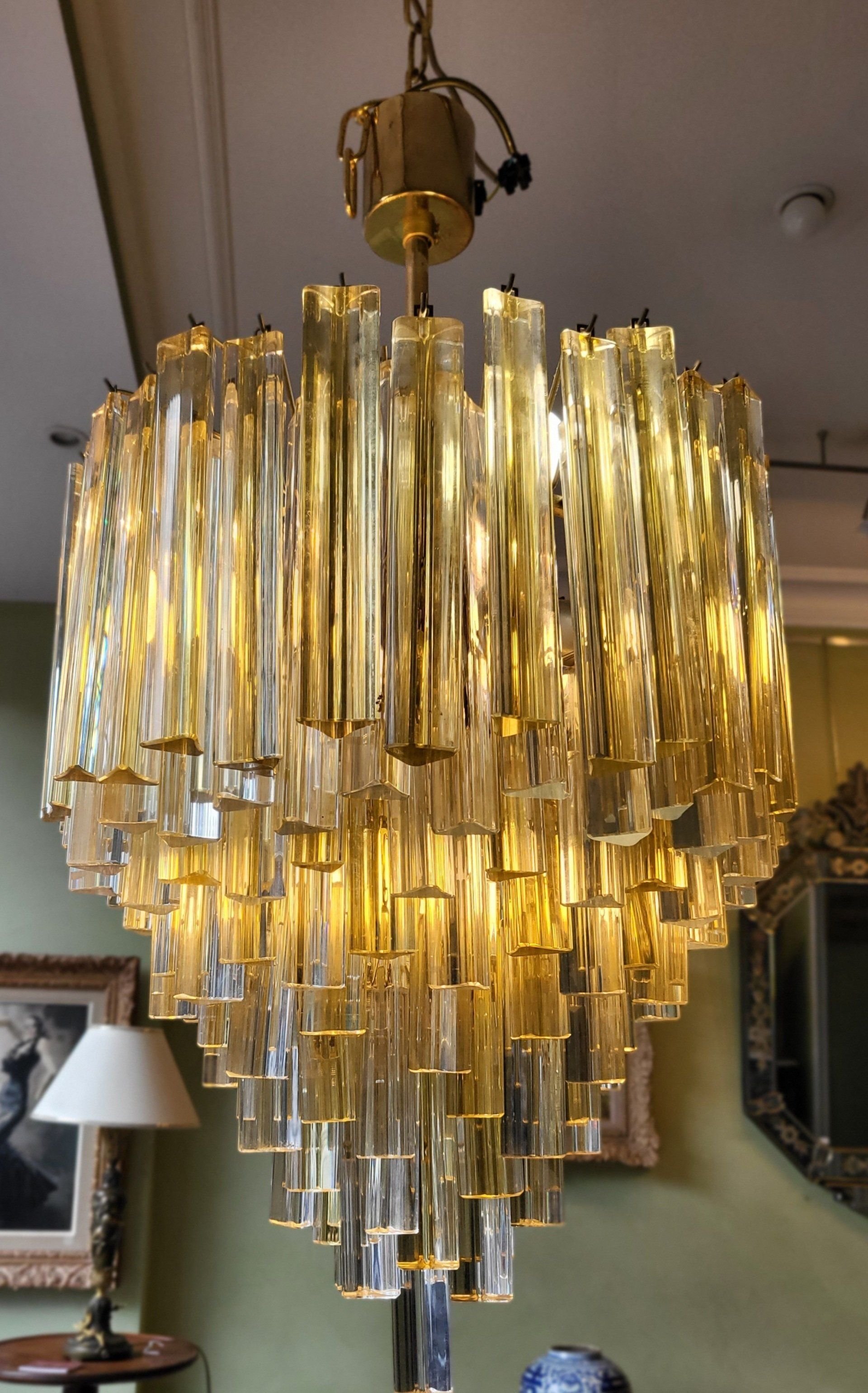 Luminaire avec plusieurs éléments suspendus