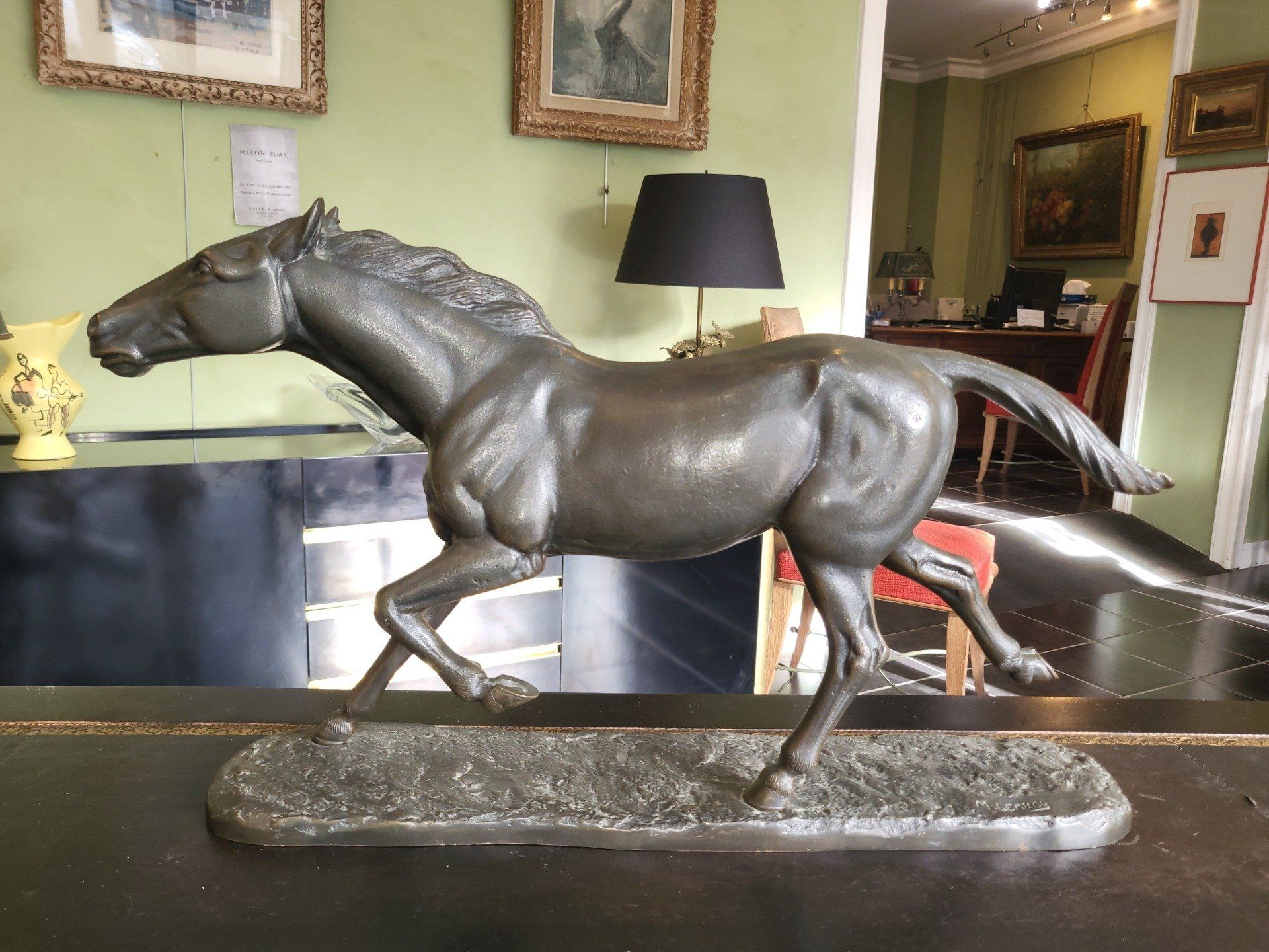 Statue d'un cheval en métal