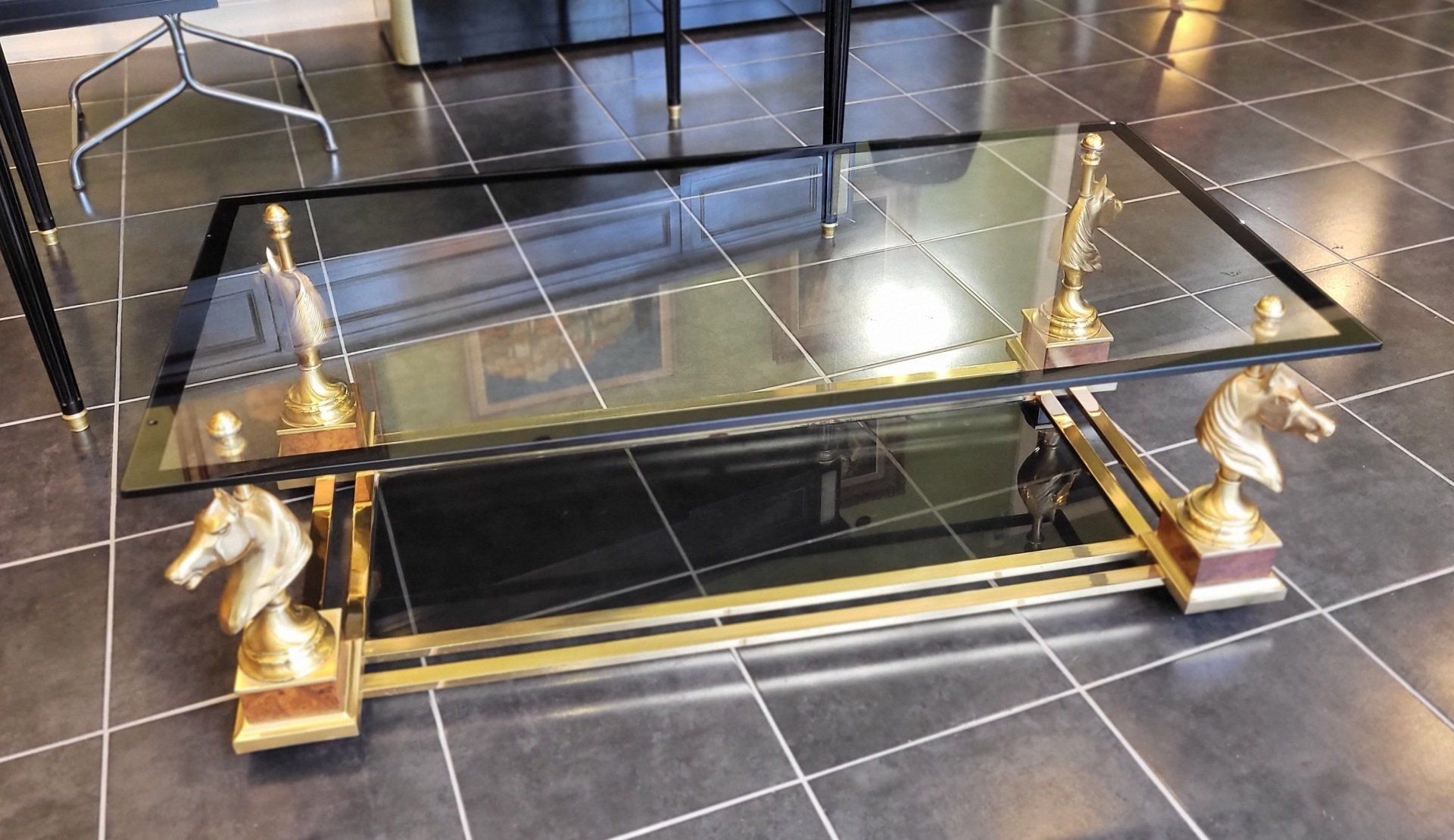 Tableau basse avec une structure en métal et des plateaux en verre