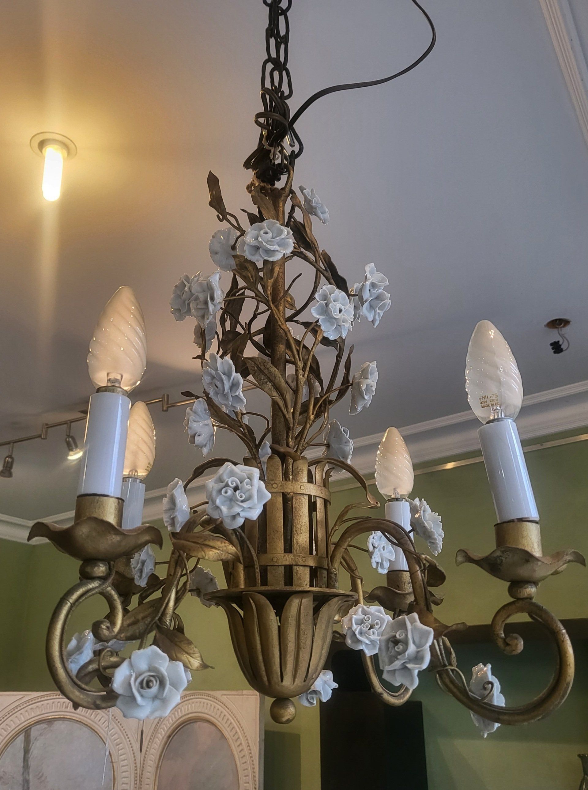 Chandelier en métal avec des ornements de fleurs