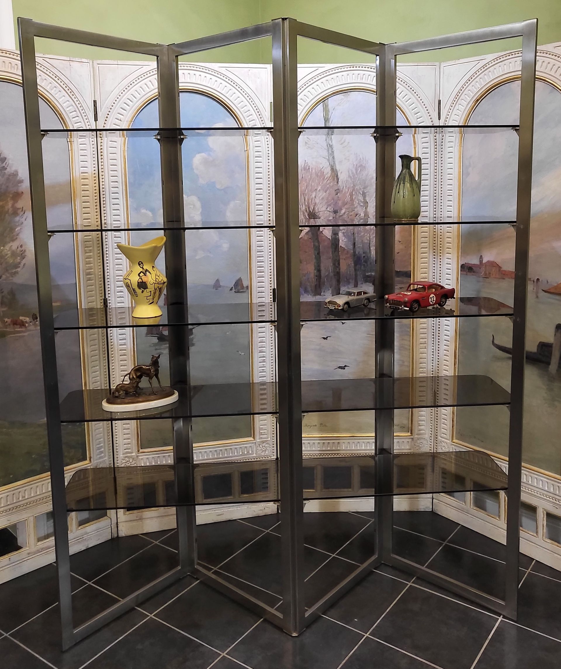 Grandes étagères noires transparentes