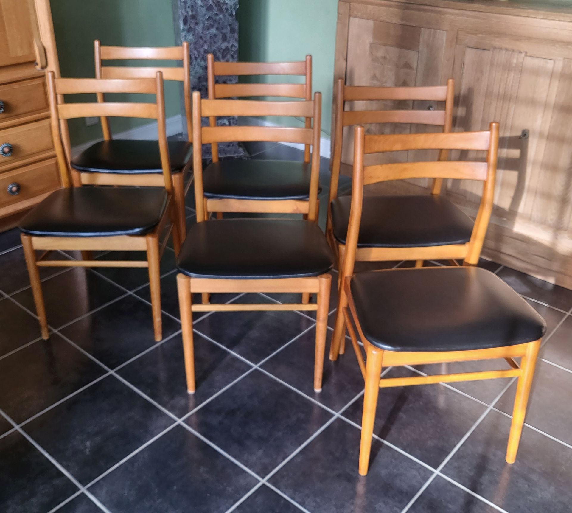 Six chaises en bois avec assise en cuir noir