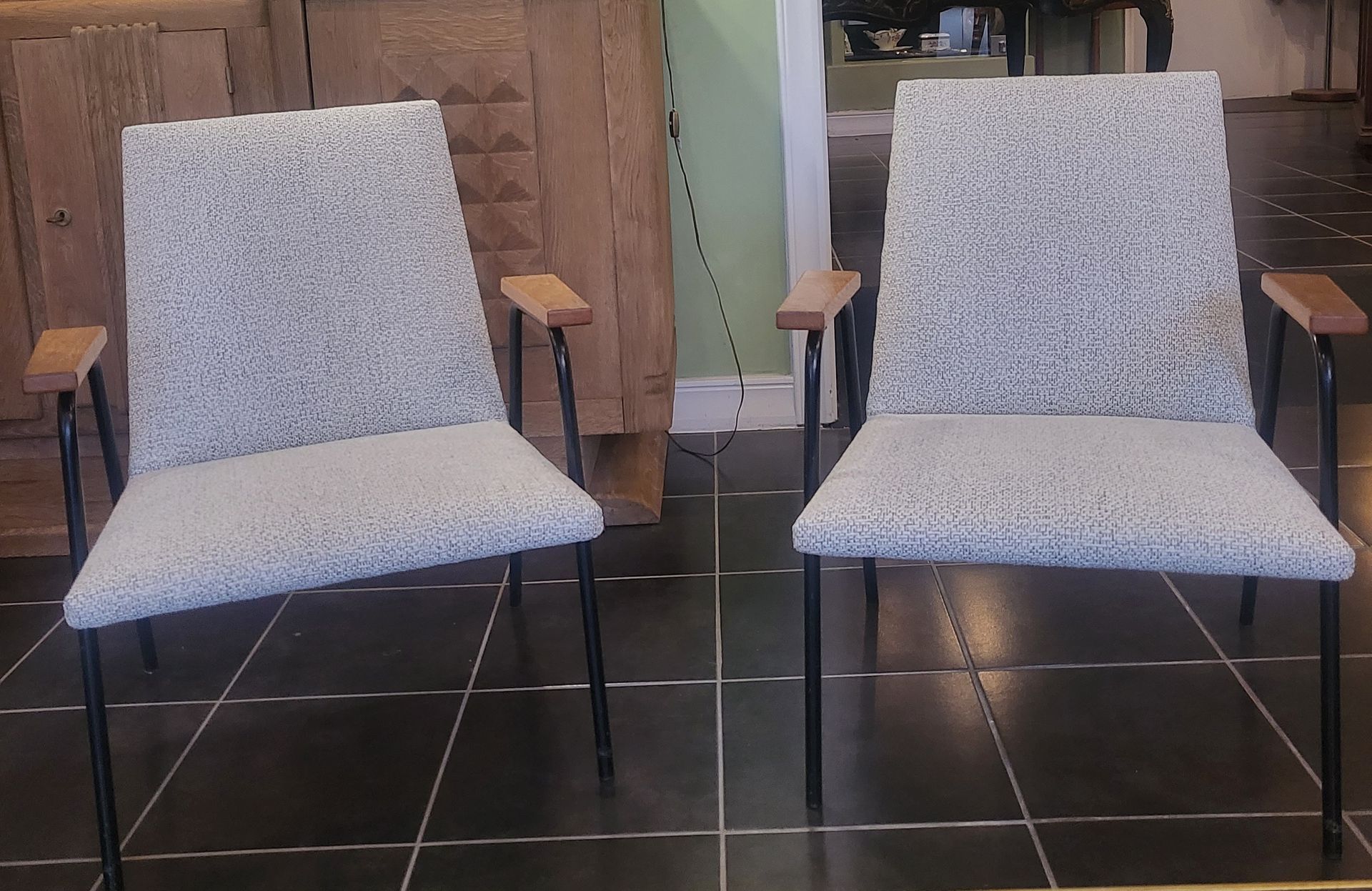 Deux chaises avec des coussins gris