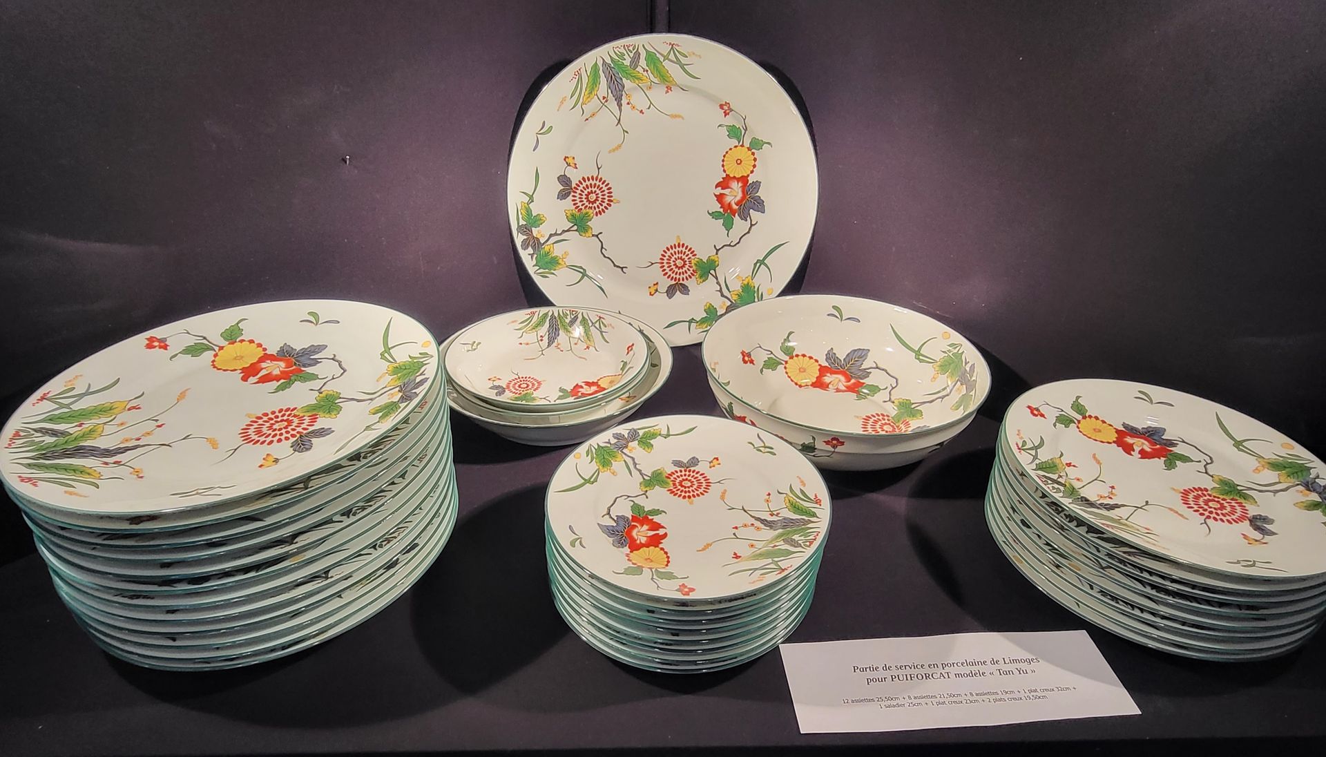 Service de table blanc avec dessins de plantes