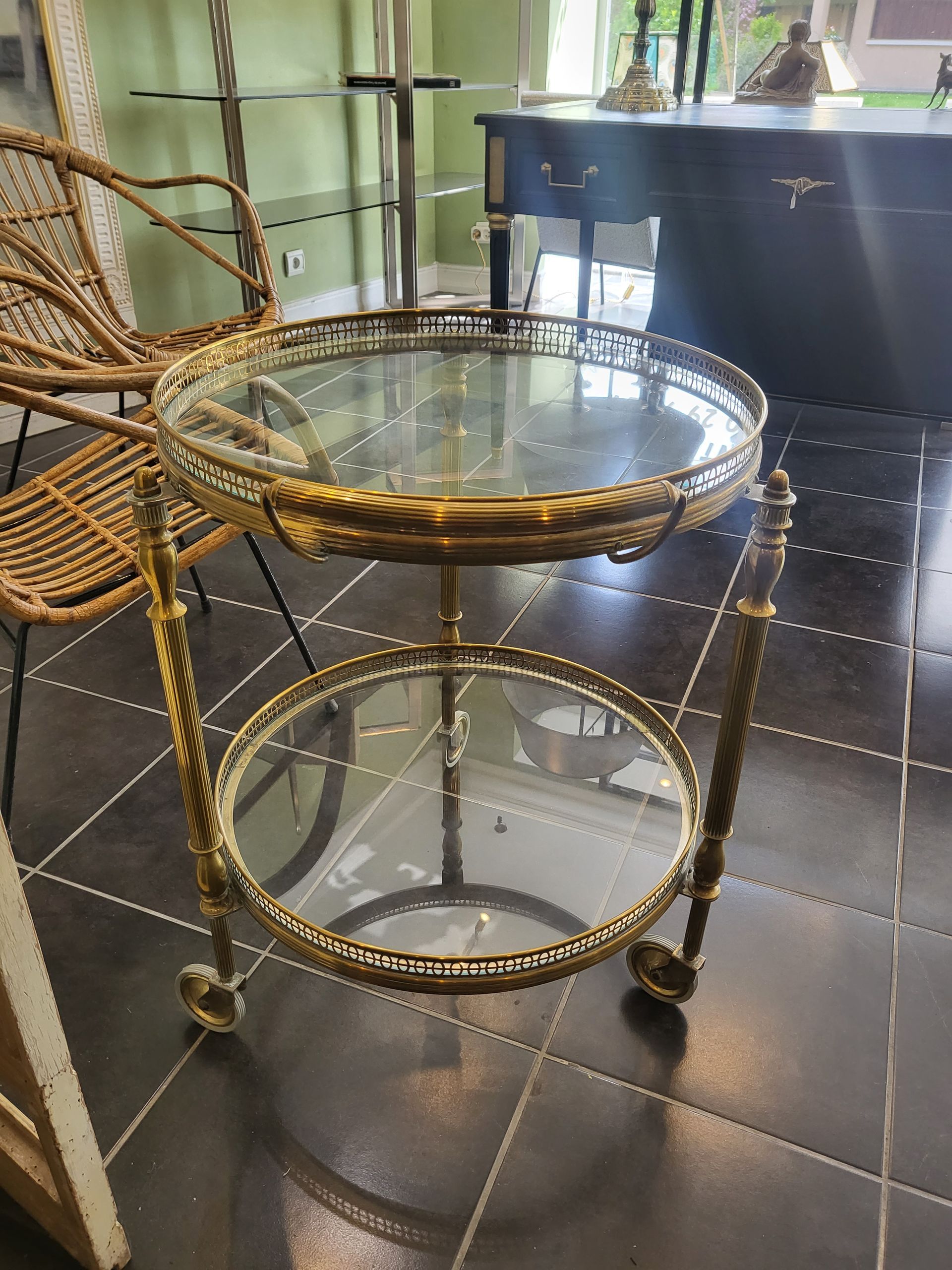 Table ronde sur roulette avec des plateaux en verre