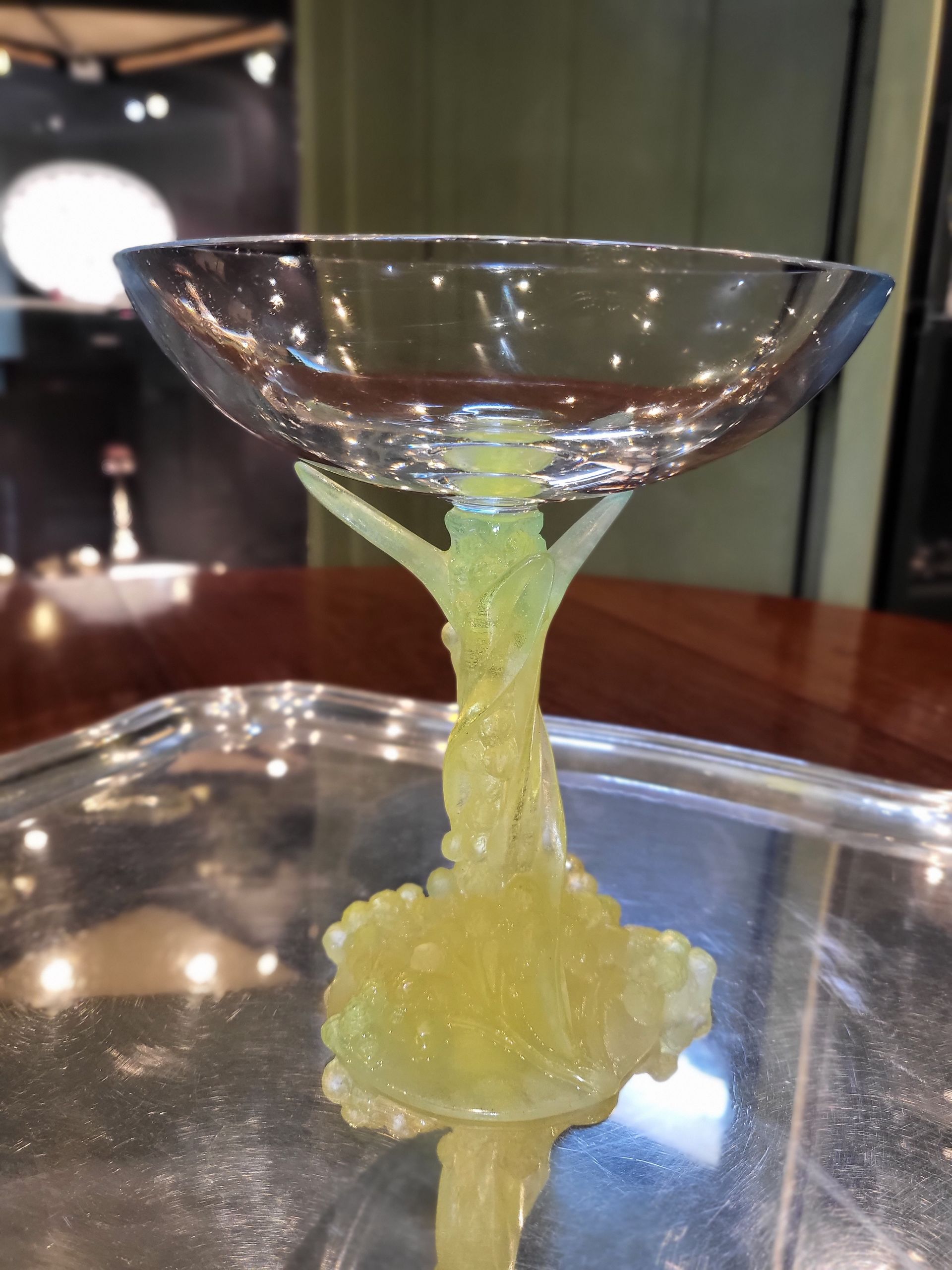 Verre à cocktail avec une statue en guise de pied
