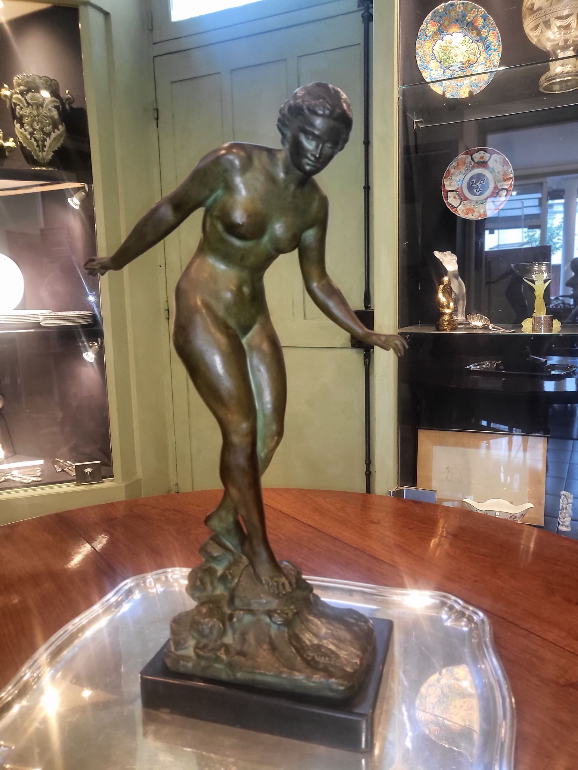 Statue d'une femme en métal