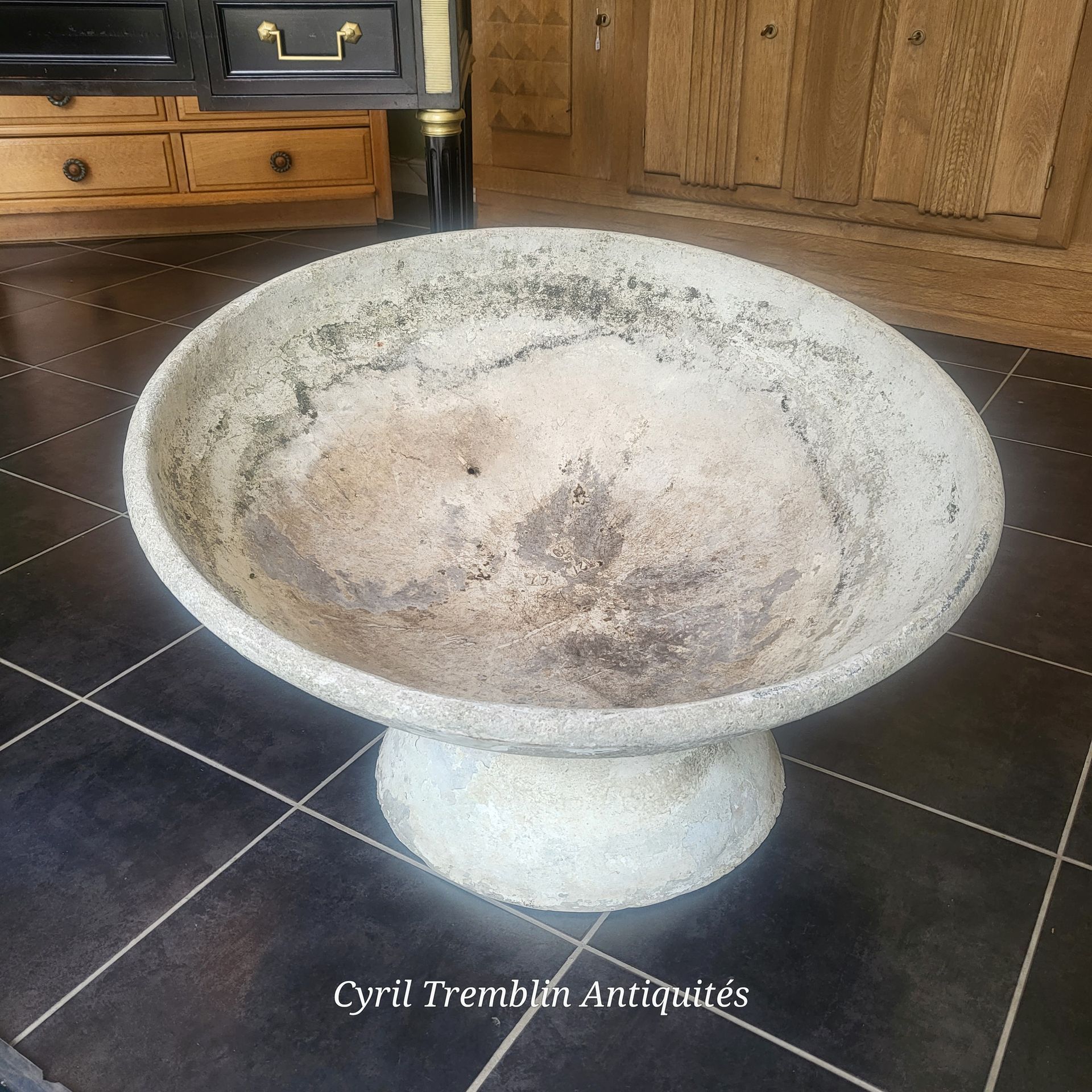 Gros récipient blanc en pierre