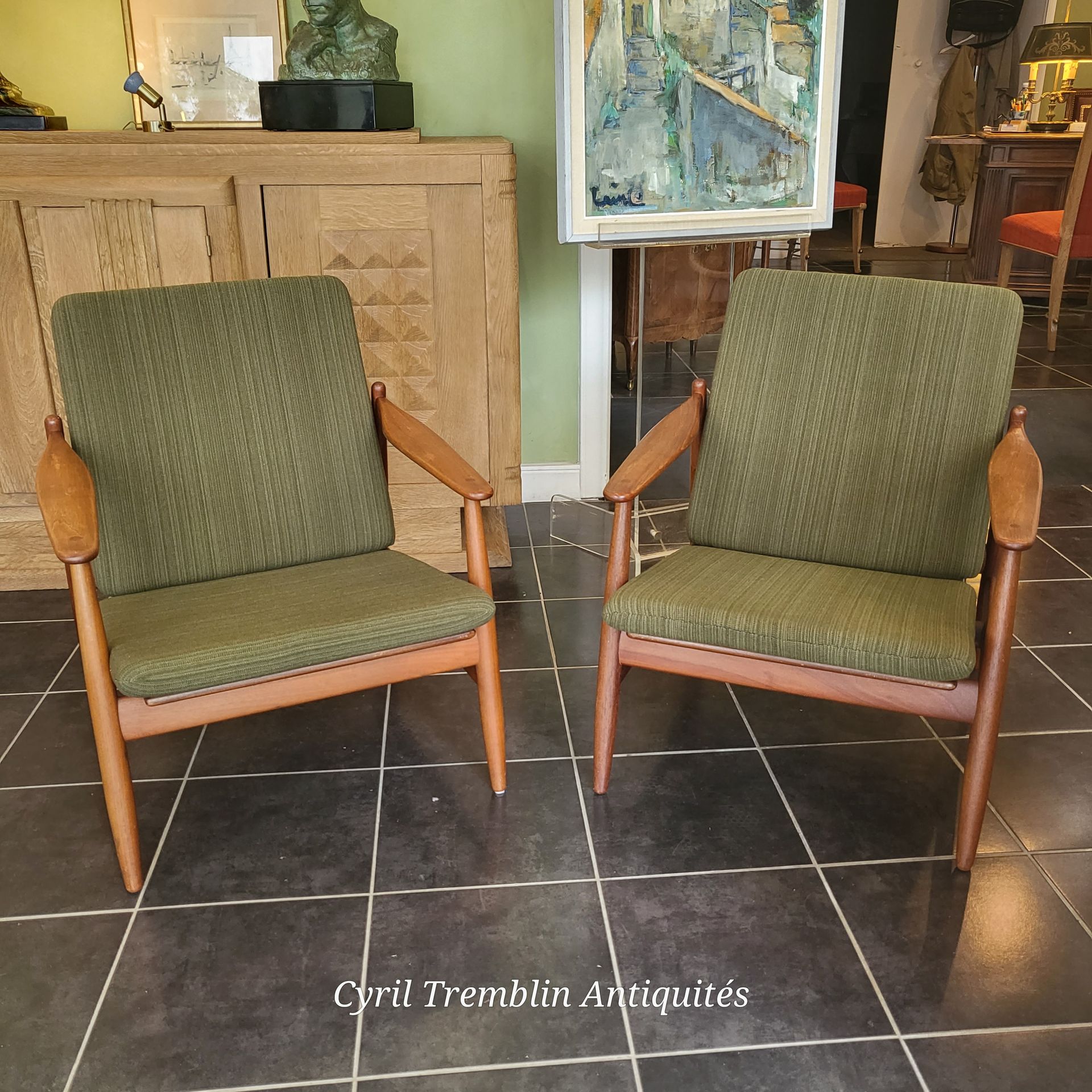 Deux chaises en bois avec des coussins verts