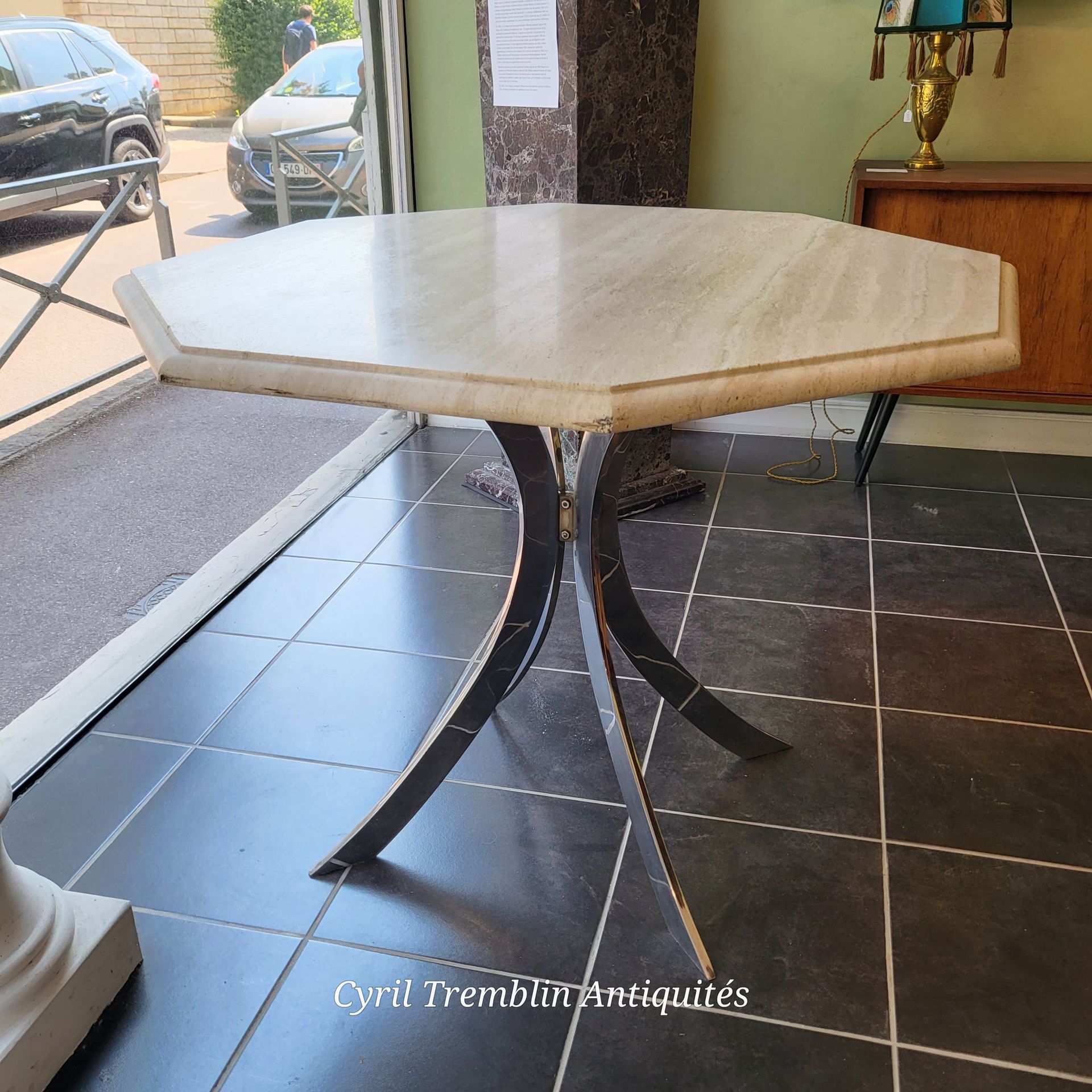 Table en bois en forme d'octogone