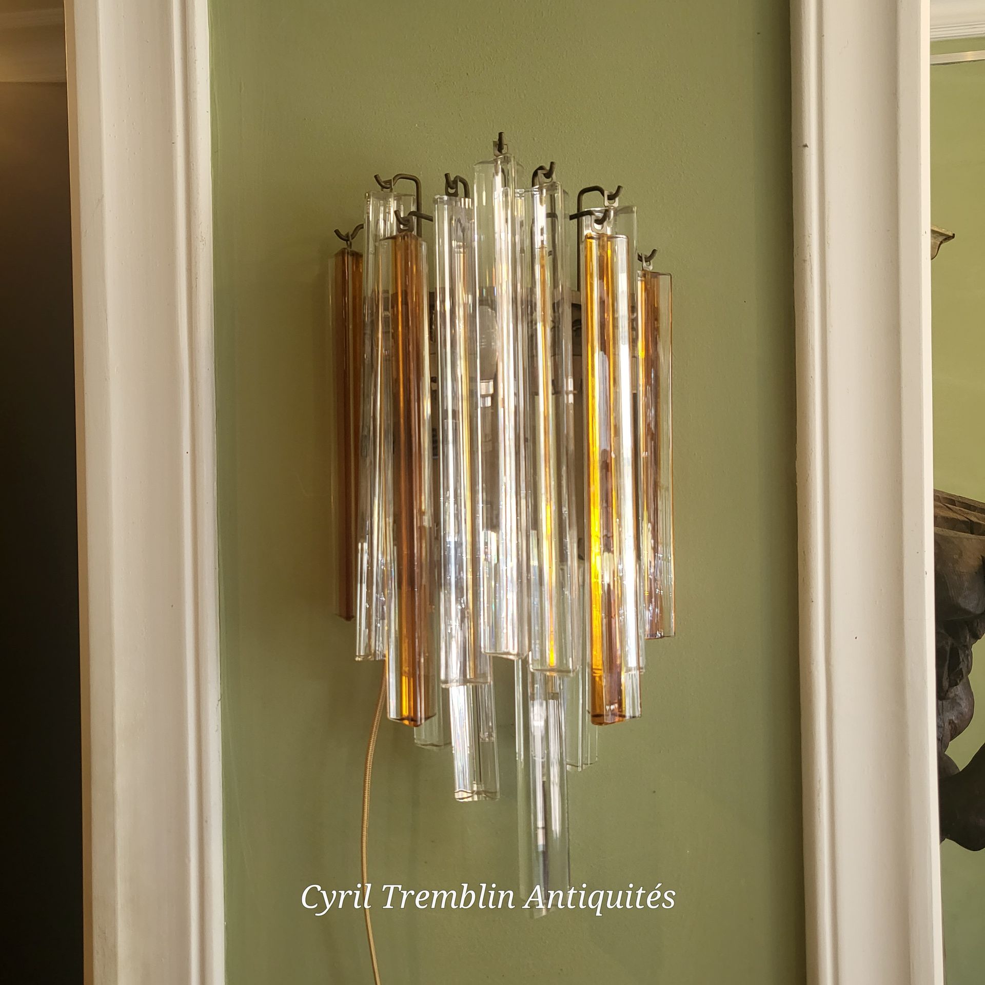 Luminaire placé sur un mur transparent et orange