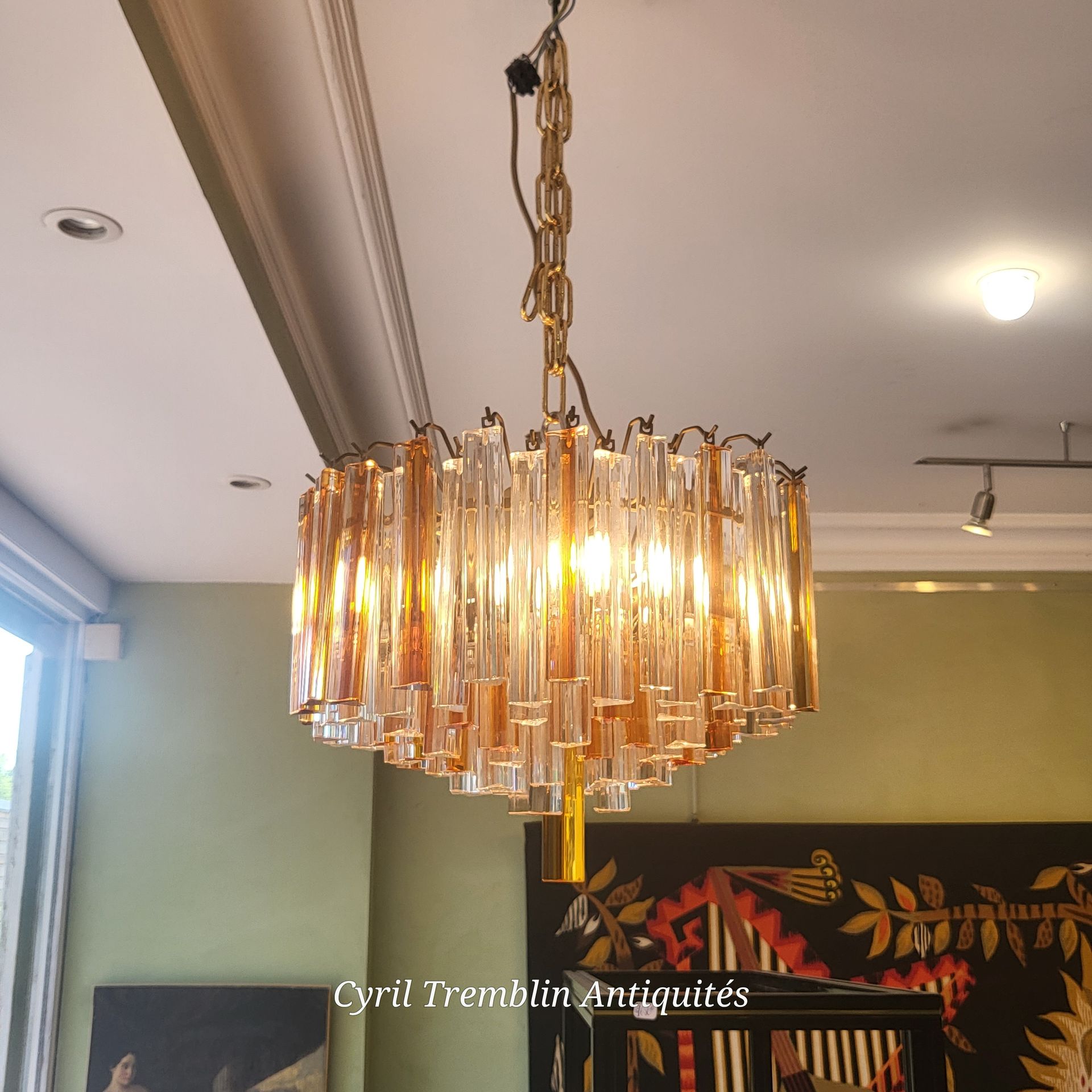 Chandelier transparent et orange