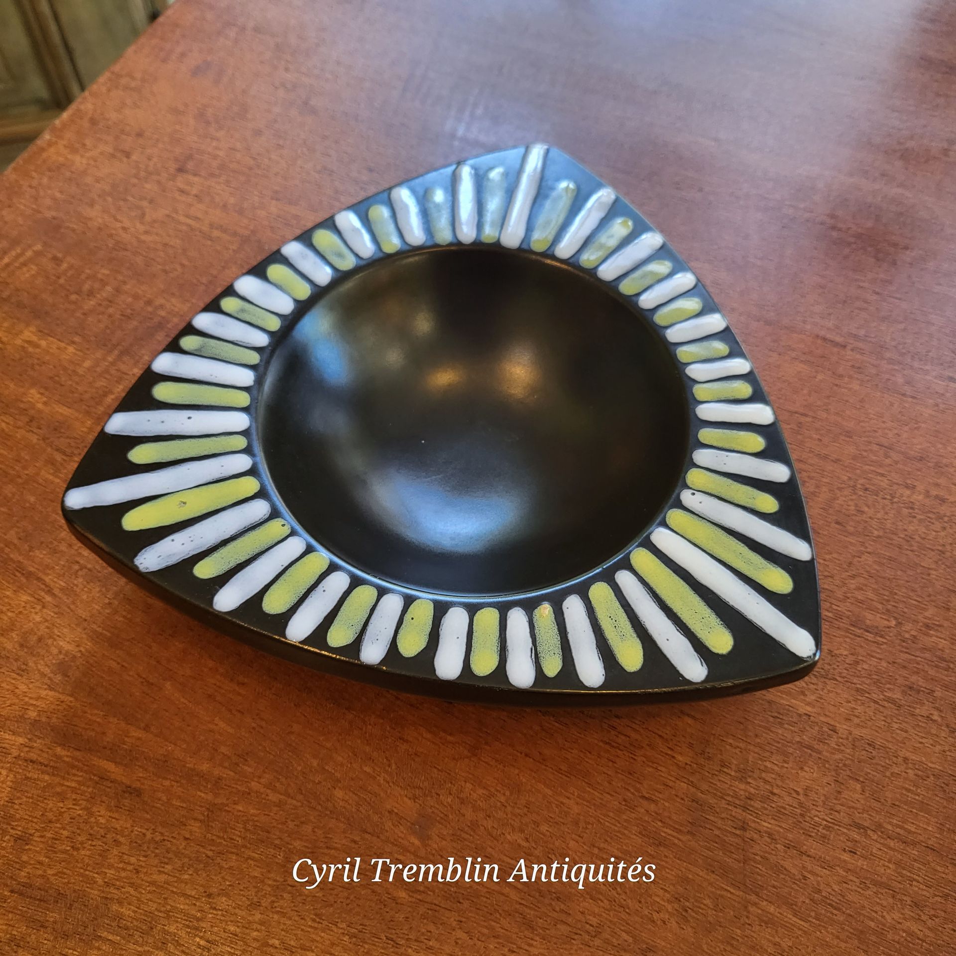 Plat en forme de triangle avec un trou rond au milieu