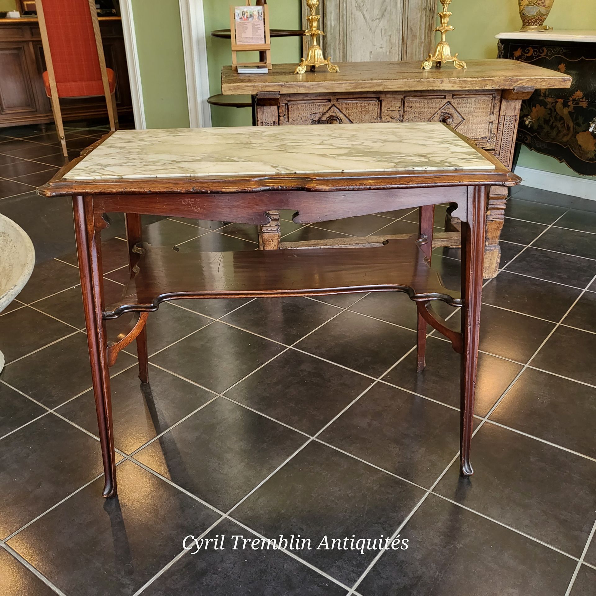 Table en bois avec une plaque de marbre sur le dessus