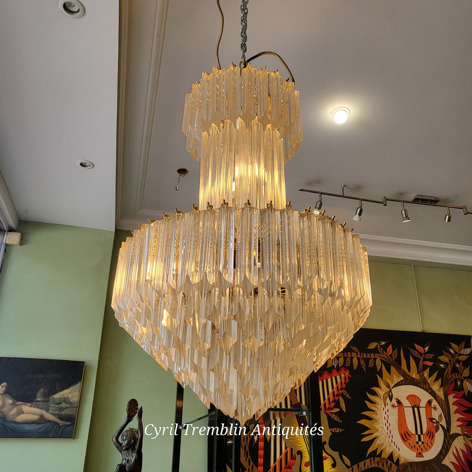 Photo d'un chandelier transparent
