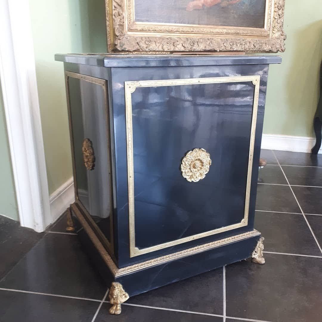 Meuble bleu foncé en métal avec touches de doré