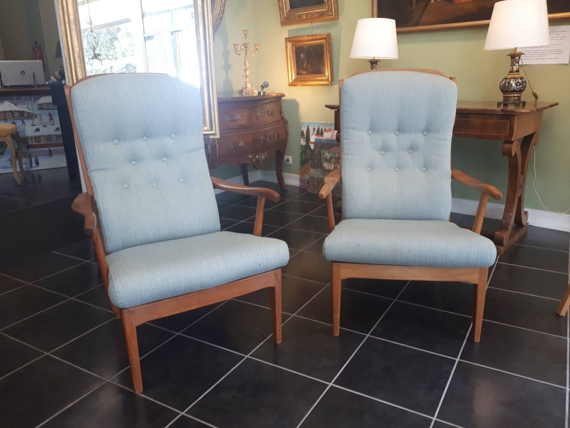 Deux fauteuils en bois avec assises et dossiers gris