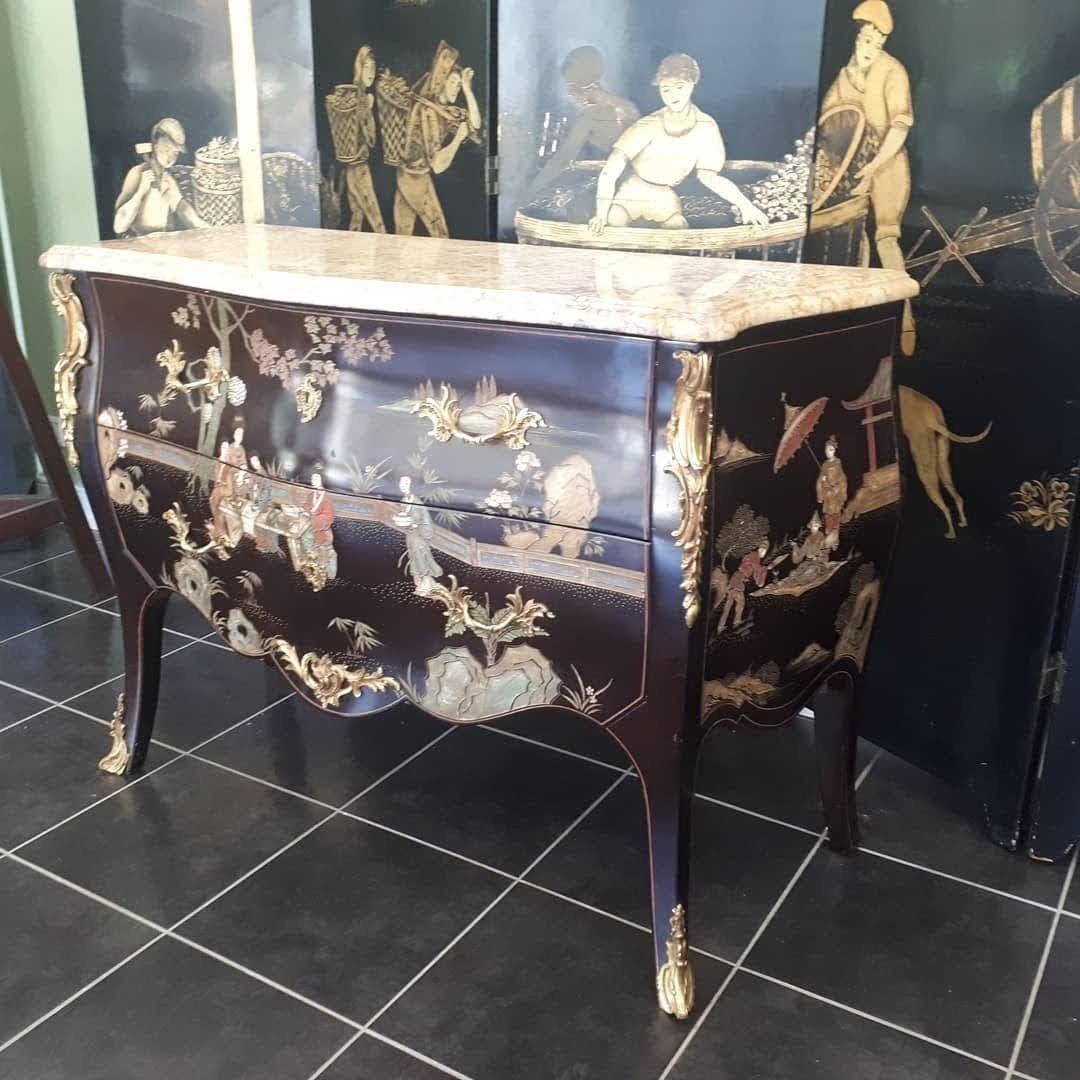 Meuble en bois avec dessins dessus et plateau en pierre