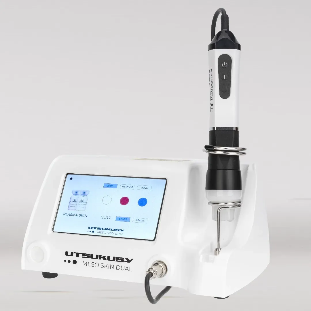 Una mujer está recibiendo un tratamiento facial en un salón de belleza.