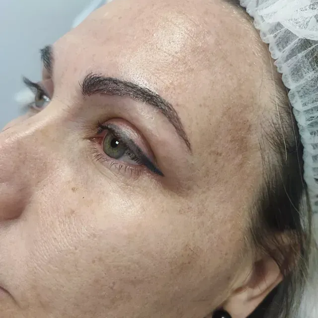 Un primer plano del rostro de una mujer con una redecilla para el pelo en la cabeza.