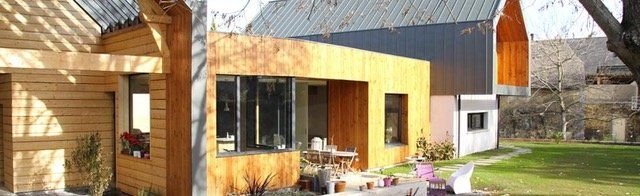 CONSTRUCTION D’UNE MAISON D’HABITATION  RÉALISATION : MAÇONNERIE CHARPENTE COUVERTURE BARDAGE  MOE : VERONIQUE ESTAVOYER