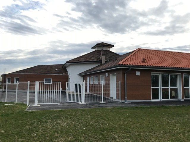 EXTENSION DU GROUPE SCOLAIRE RÉALISATIONS : MAÇONNERIE CHARPENTE COUVERTURE BARDAGE