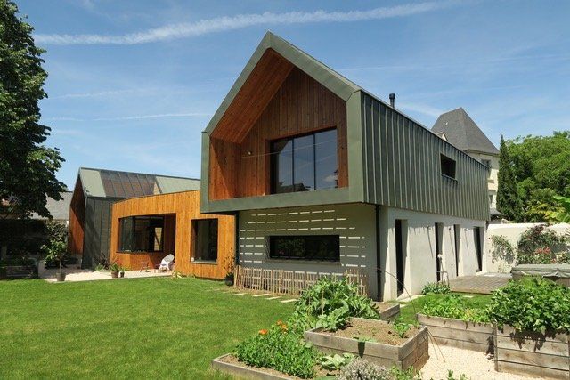 CONSTRUCTION D’UNE MAISON D’HABITATION  RÉALISATION : MAÇONNERIE CHARPENTE COUVERTURE BARDAGE  MOE : VERONIQUE ESTAVOYER