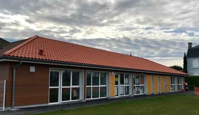 EXTENSION DU GROUPE SCOLAIRE RÉALISATIONS : MAÇONNERIE CHARPENTE COUVERTURE BARDAGE